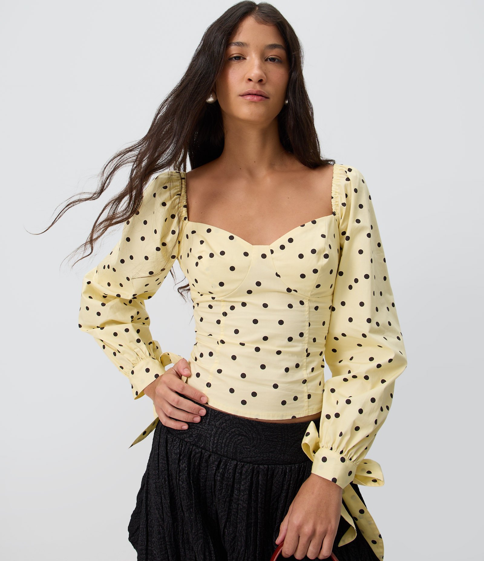 Blusa Manga Longa em Tricoline com Estampa Poá e Laços nos Punhos Amarelo Claro 1