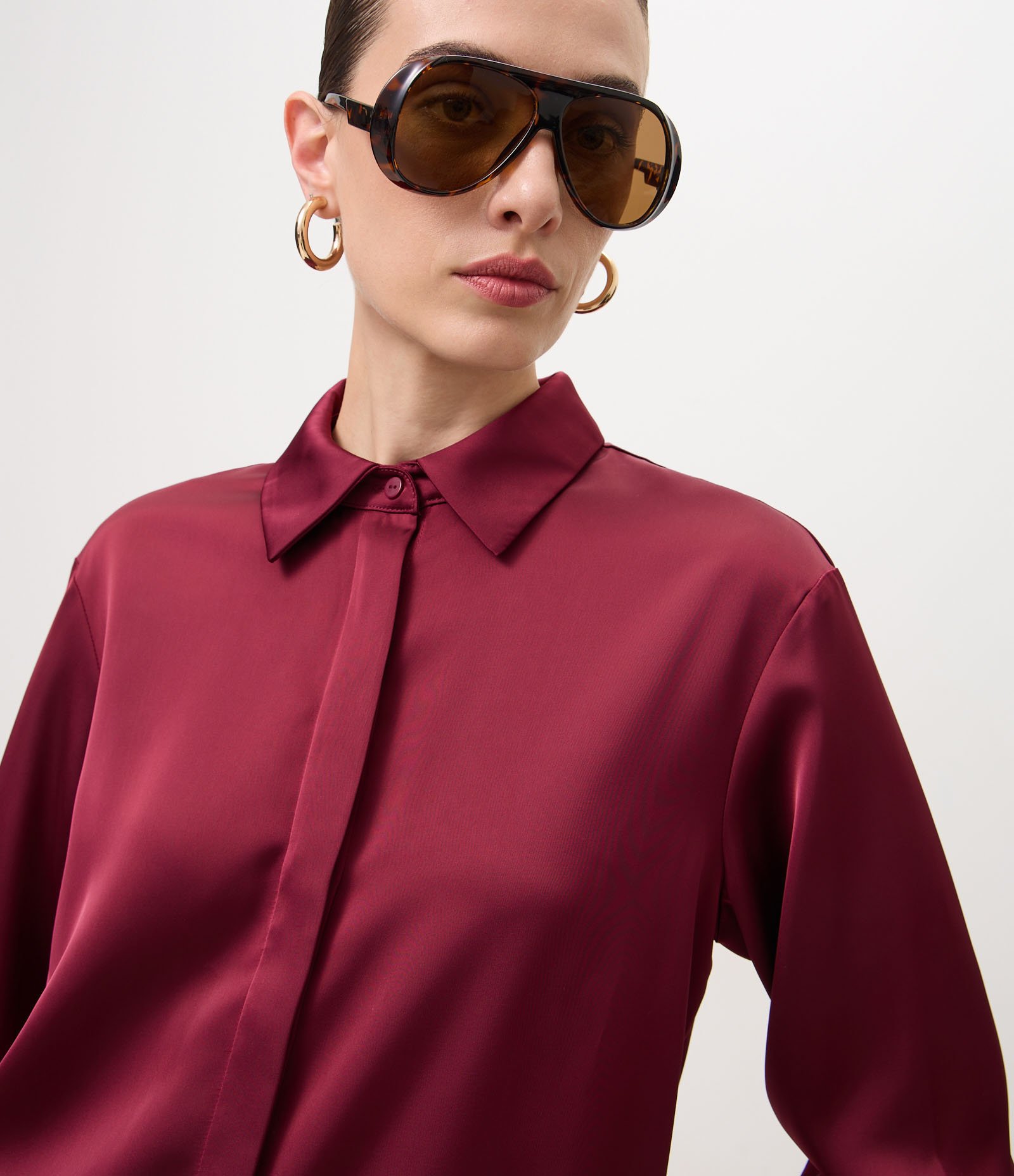 Camisa Acetinada com Gola Clássica Vinho 4