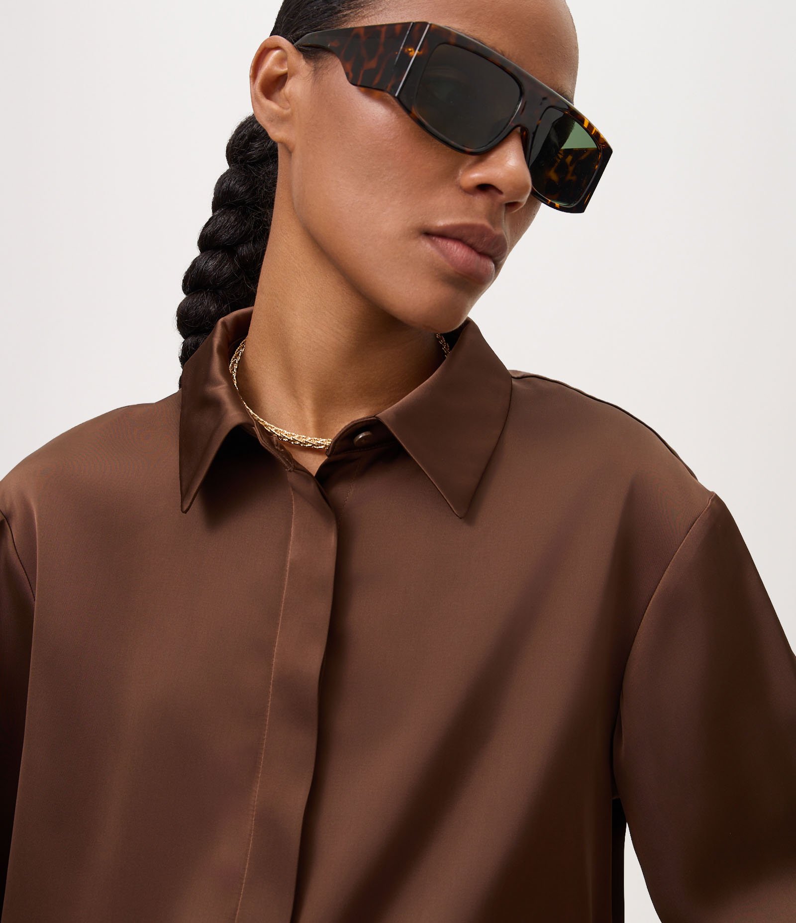 Camisa Acetinada com Gola Clássica Marrom 3