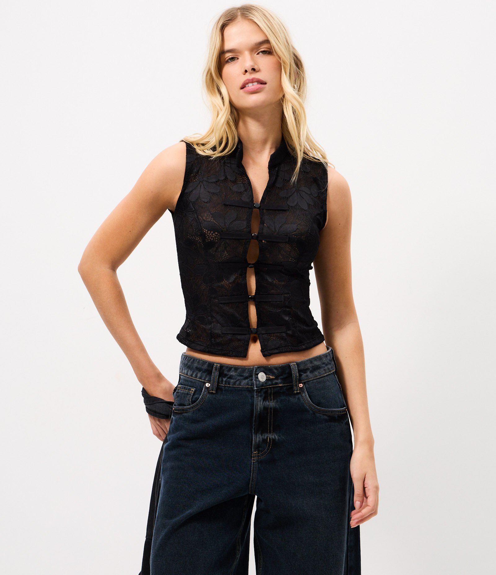 Blusa em Renda Texturizada com Fechamento em Nó Chines Preto 1