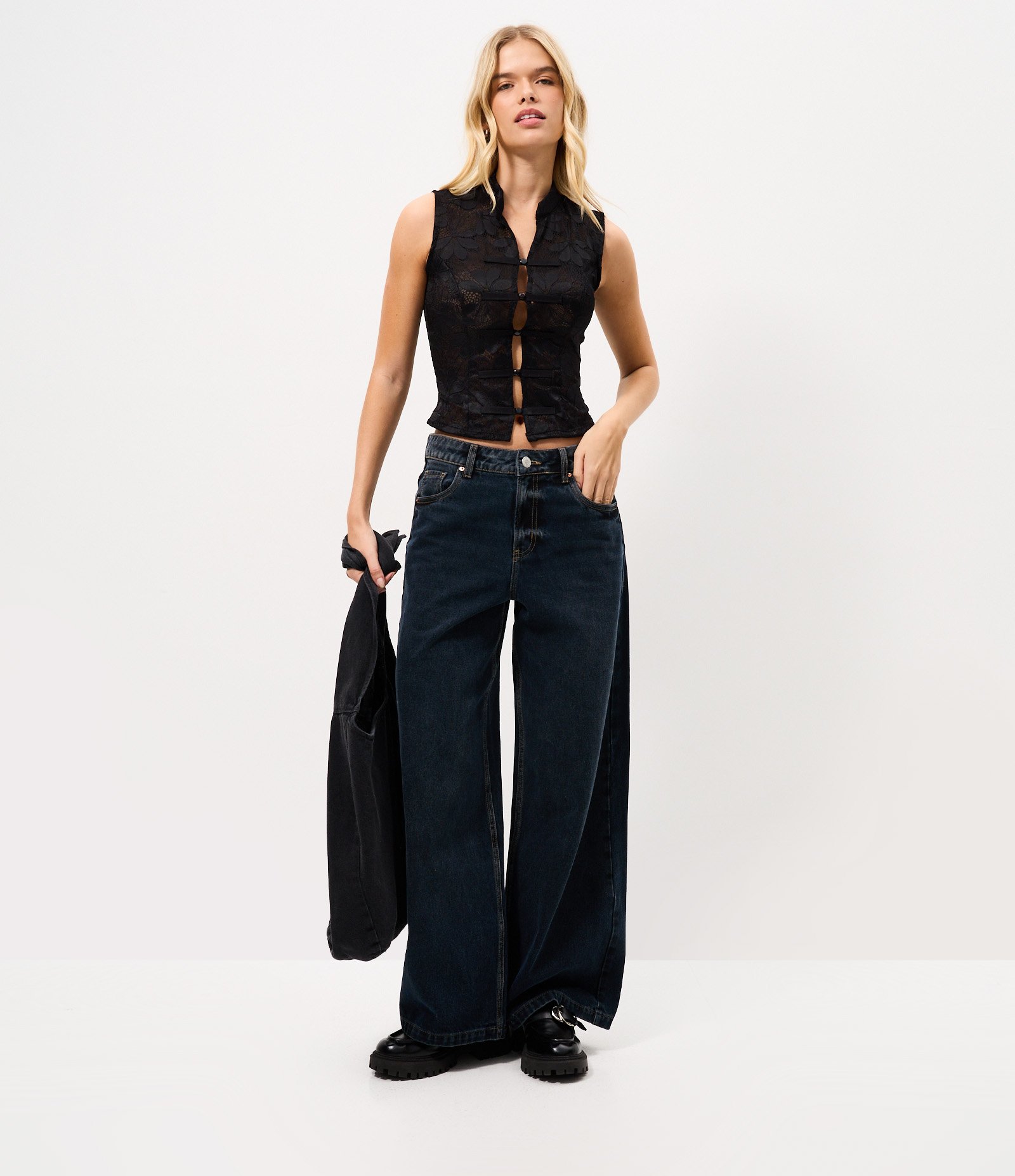 Blusa em Renda Texturizada com Fechamento em Nó Chines Preto 2