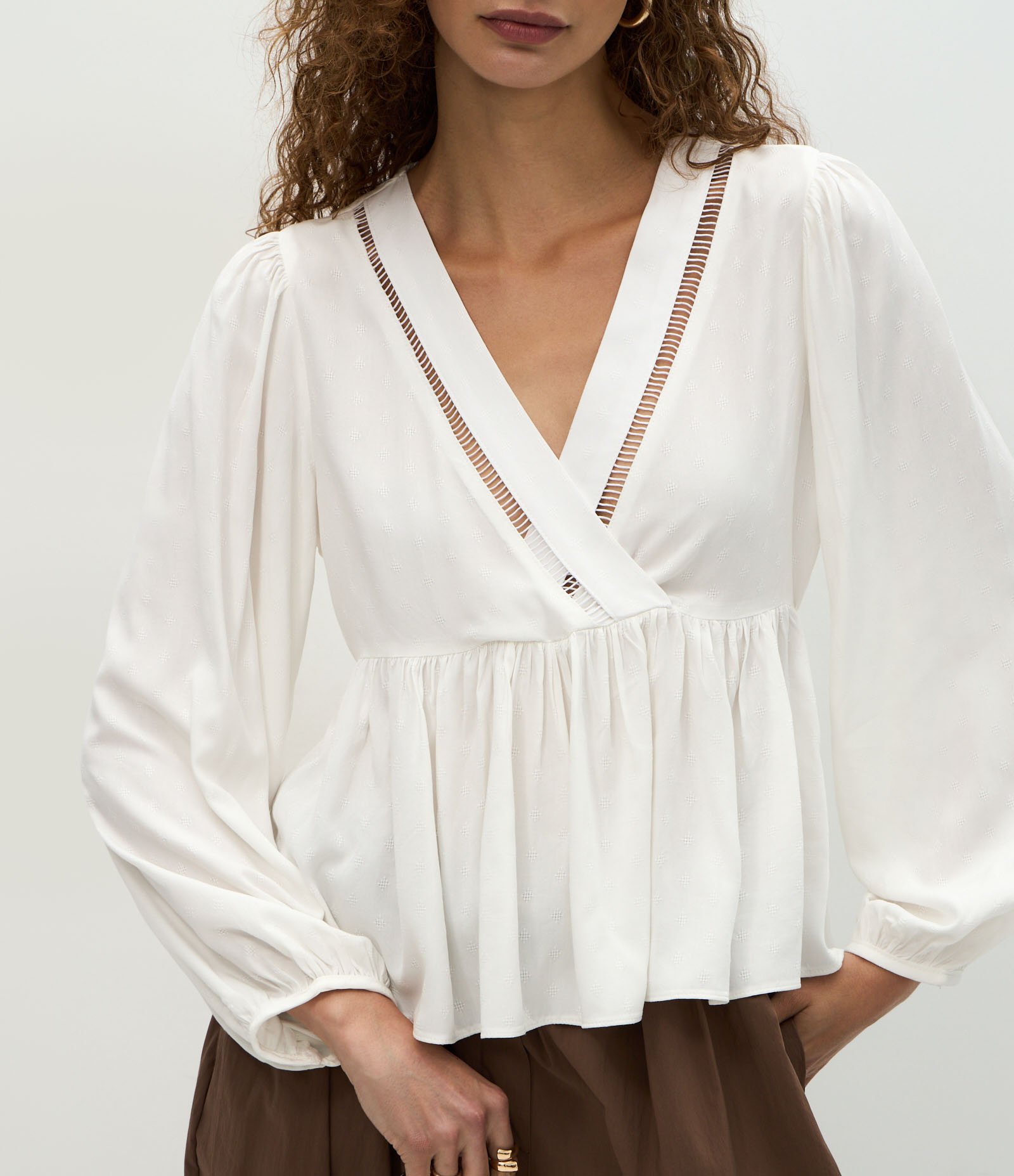 Bata em Viscose com Decote Transpassado Branco 4