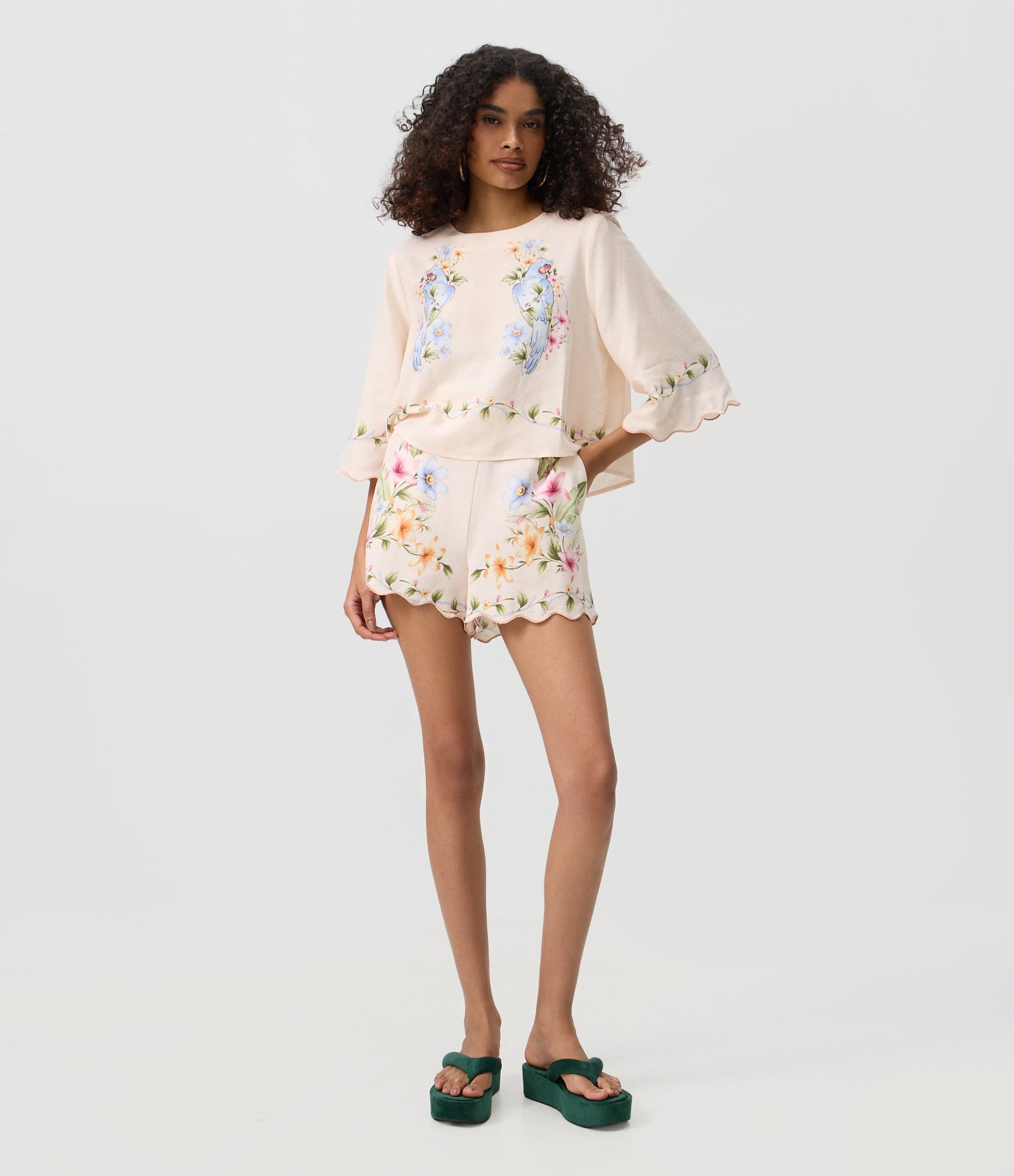 Short Floral em Viscolinho com Barra Ondulada Rosa Claro 1