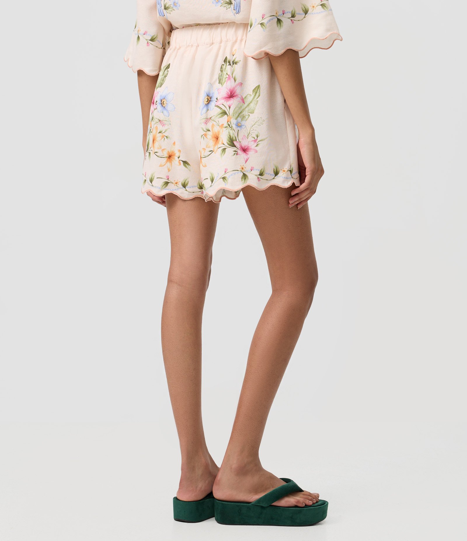 Short Floral em Viscolinho com Barra Ondulada Rosa Claro 4