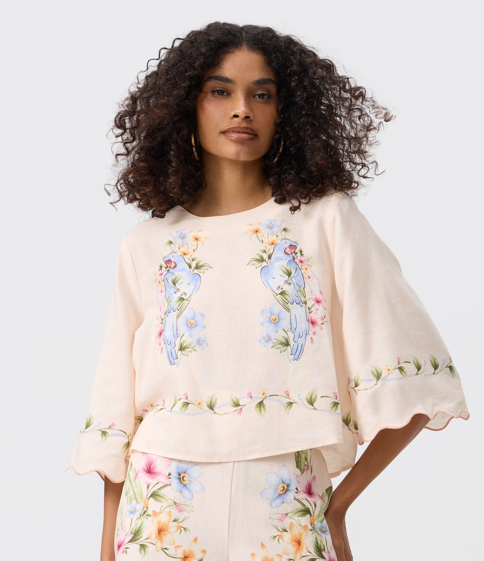 Blusa Manga 3/4 em Viscolinho com Estampa de Pássaros e Barra Ondulada Rosa Claro 1