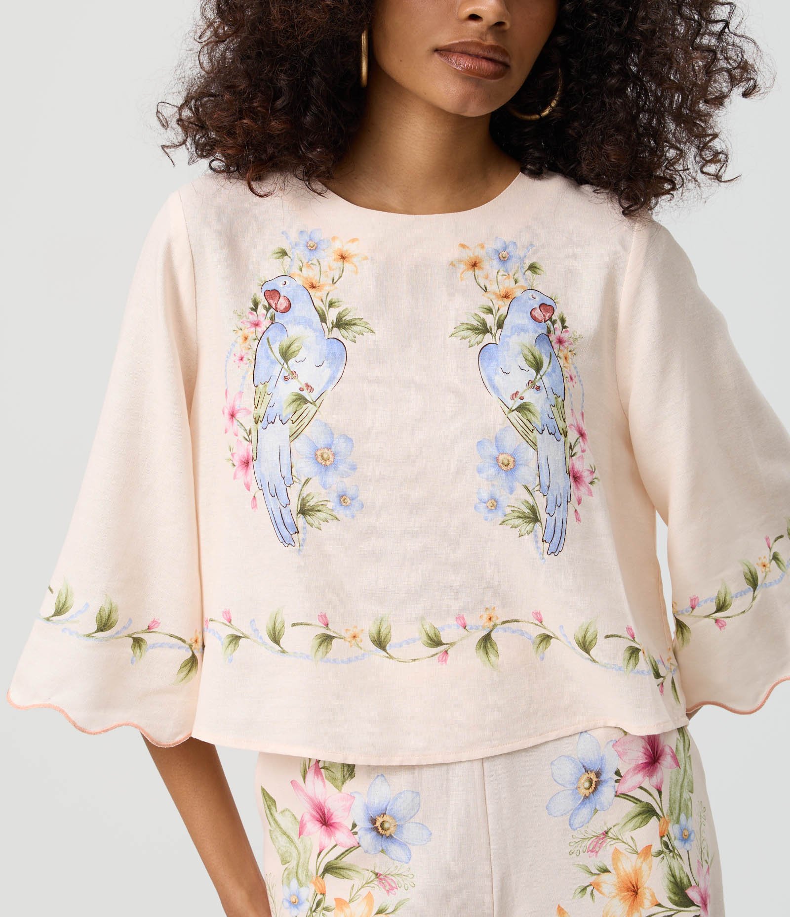 Blusa Manga 3/4 em Viscolinho com Estampa de Pássaros e Barra Ondulada Rosa Claro 3