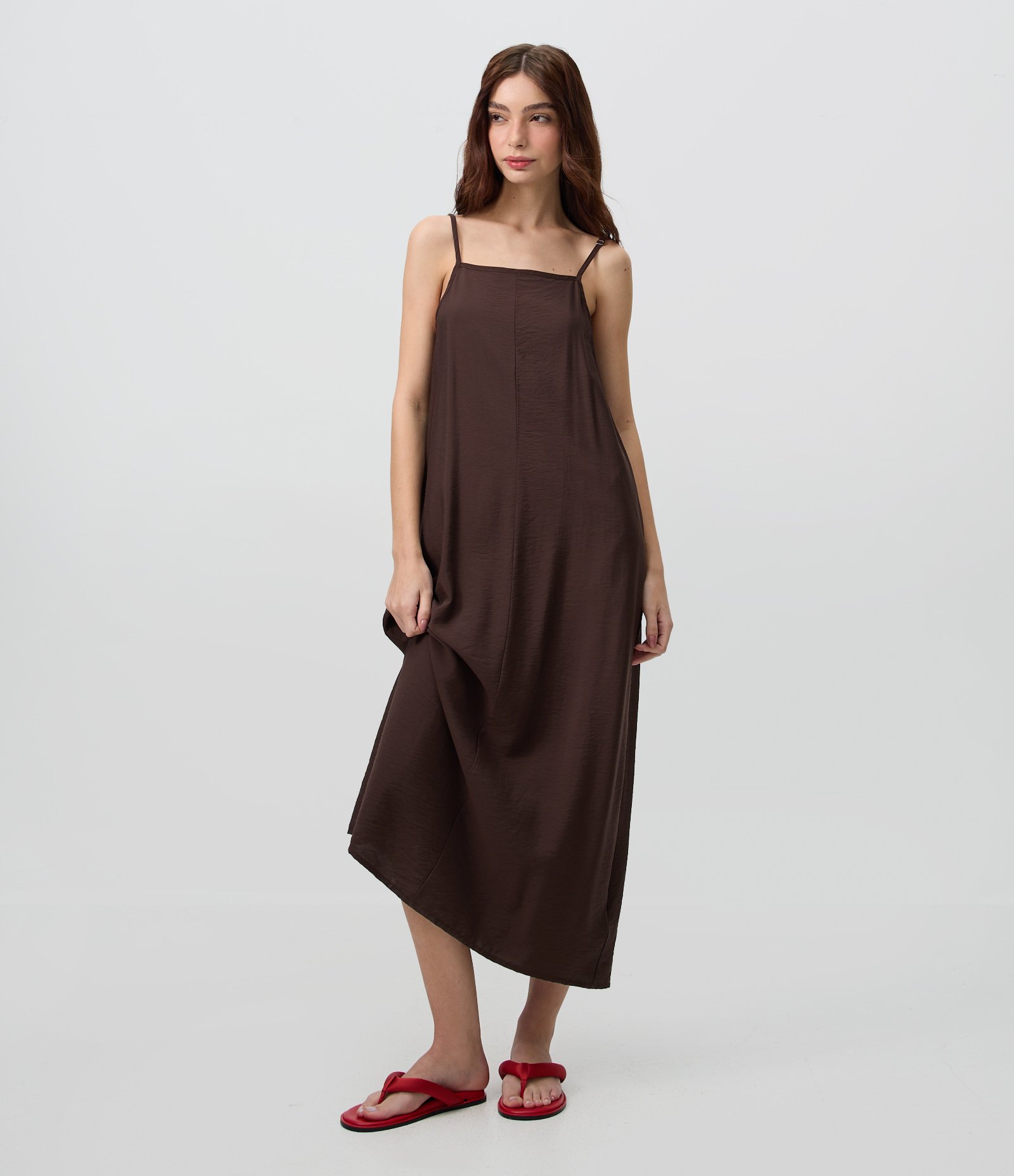 Vestido Longo e Reto em Crepe com Bolsos Marrom 1