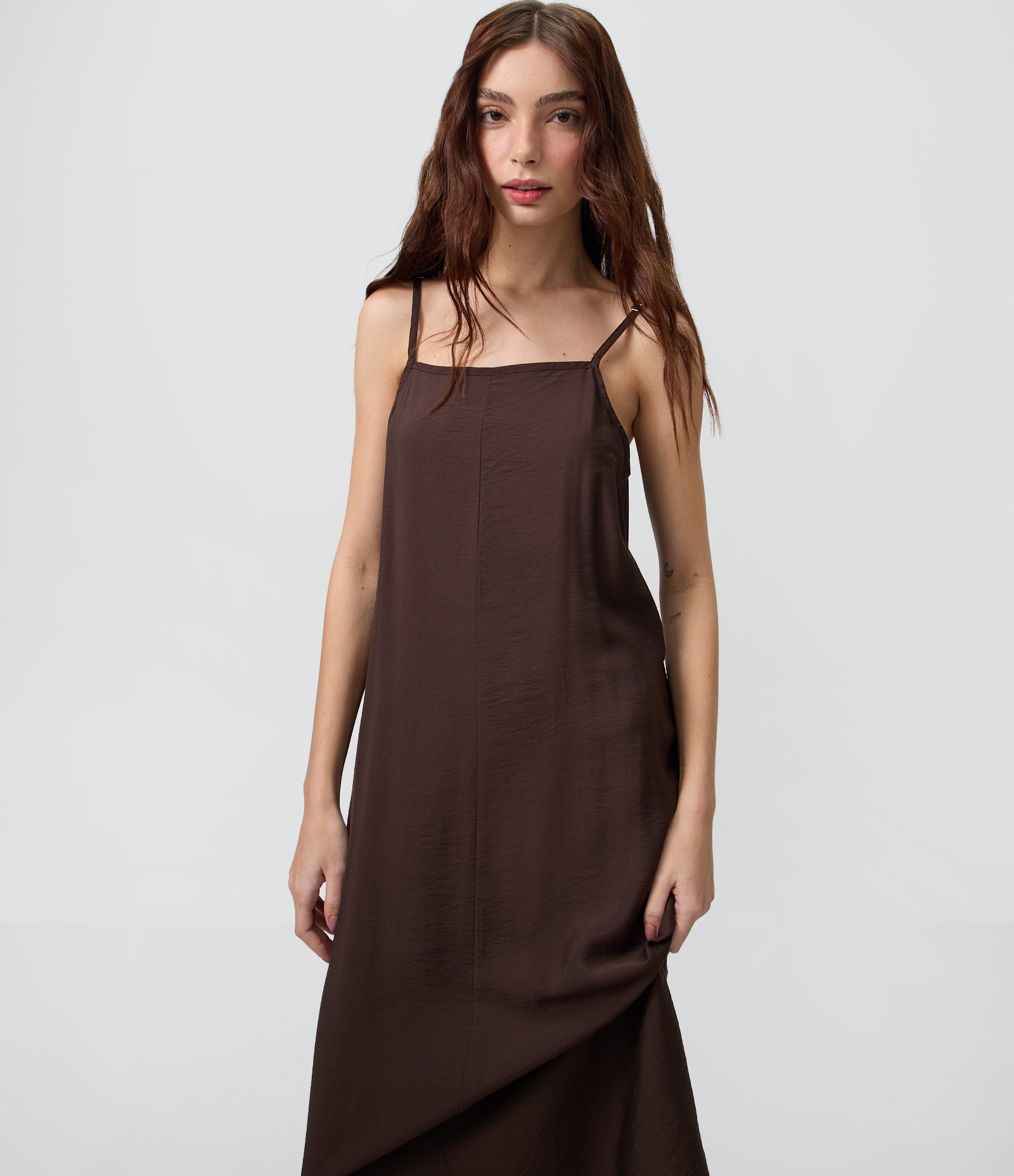 Vestido Longo e Reto em Crepe com Bolsos Marrom 2