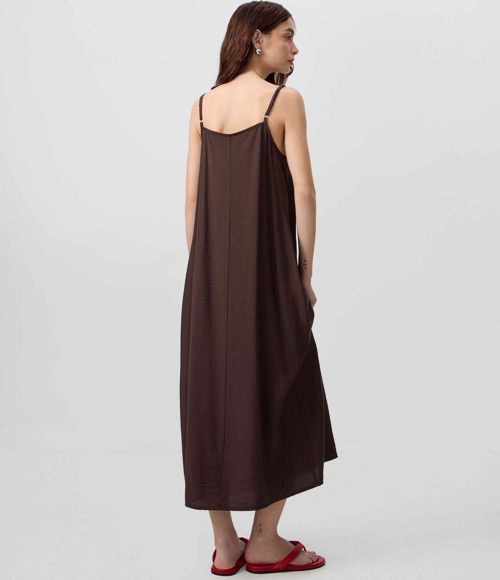 Vestido Longo e Reto em Crepe com Bolsos Marrom 4