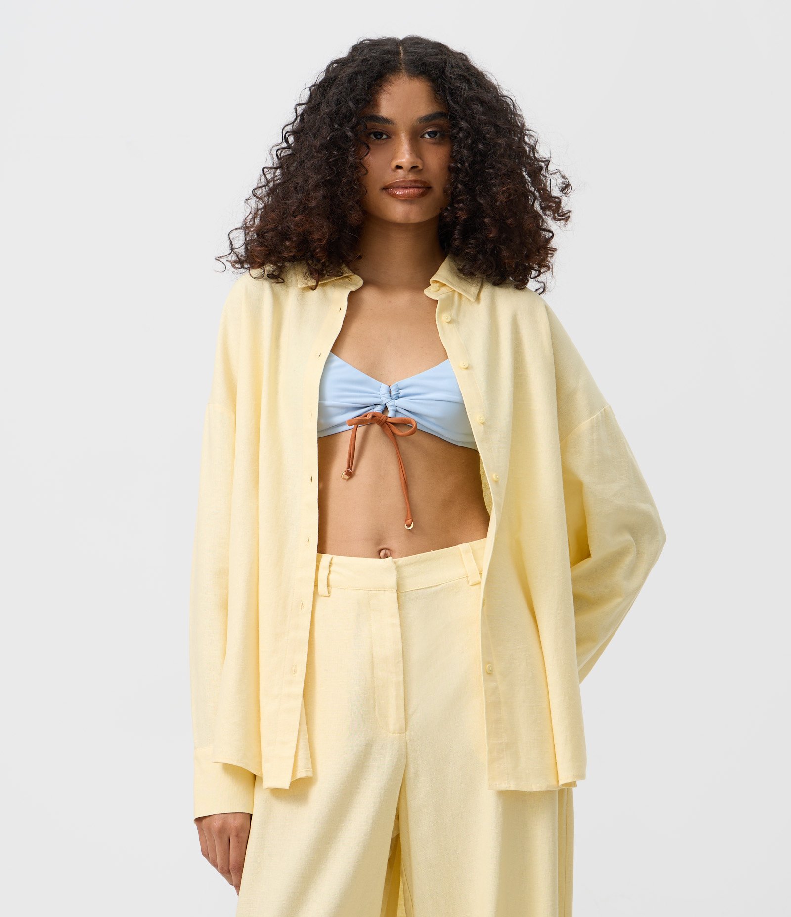 Camisa Alongada em Viscolinho com Colarinho Amarelo Claro 1