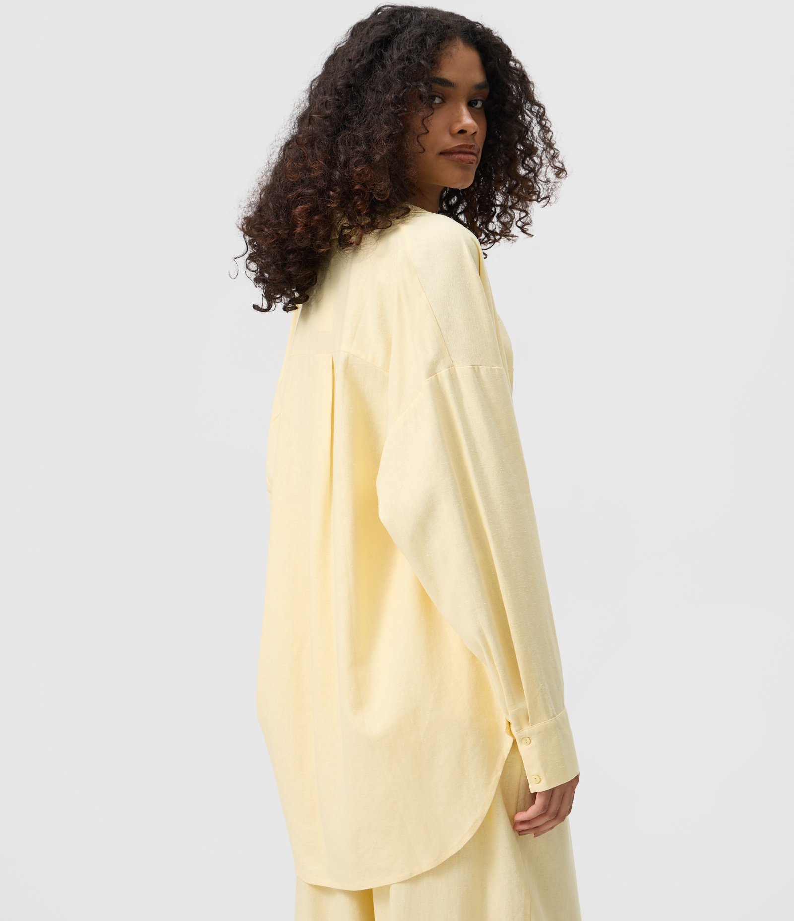 Camisa Alongada em Viscolinho com Colarinho Amarelo Claro 3