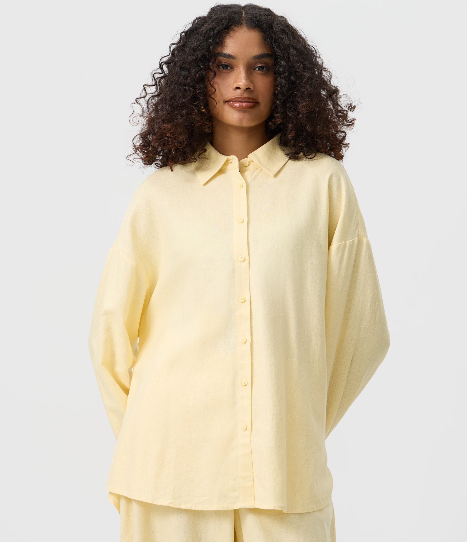 Camisa Alongada em Viscolinho com Colarinho Amarelo Claro 4