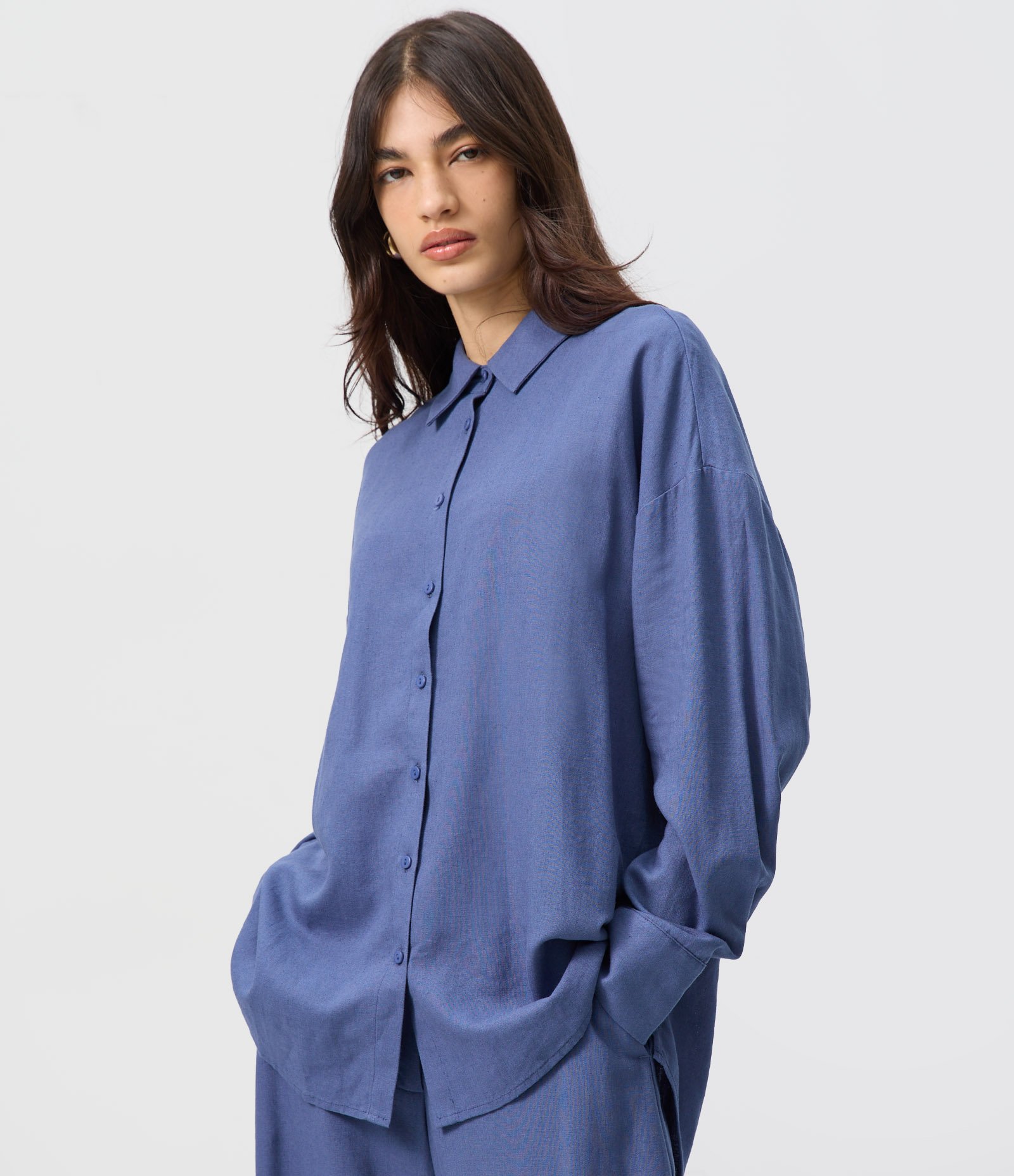Camisa Alongada em Viscolinho com Colarinho Azul 4