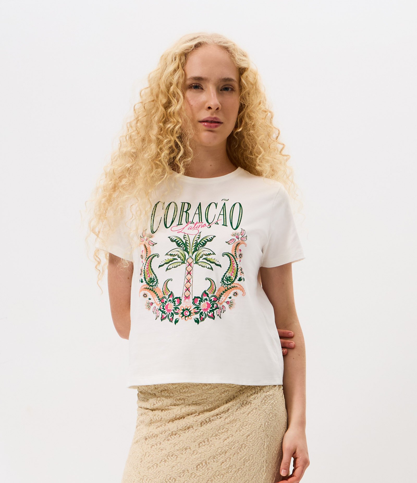 Camiseta Coração Latino Estampa Frontal Branco 1