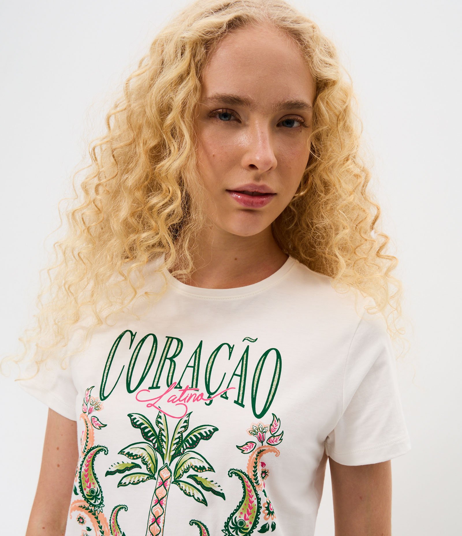 Camiseta Coração Latino Estampa Frontal Branco 3