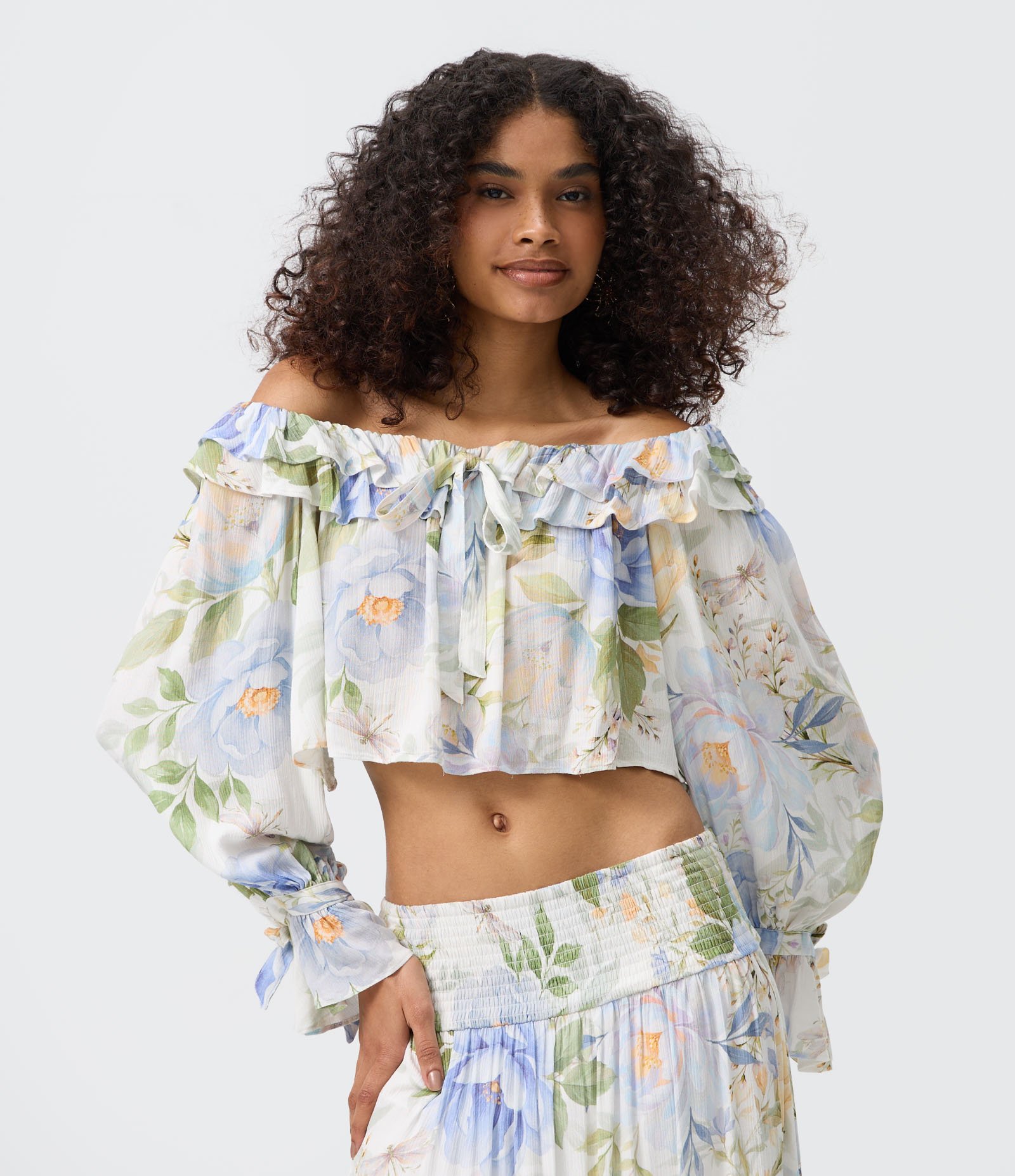 Blusa Bata Ombro a Ombro em Chiffon Floral com Babados e Amarração Branco 1