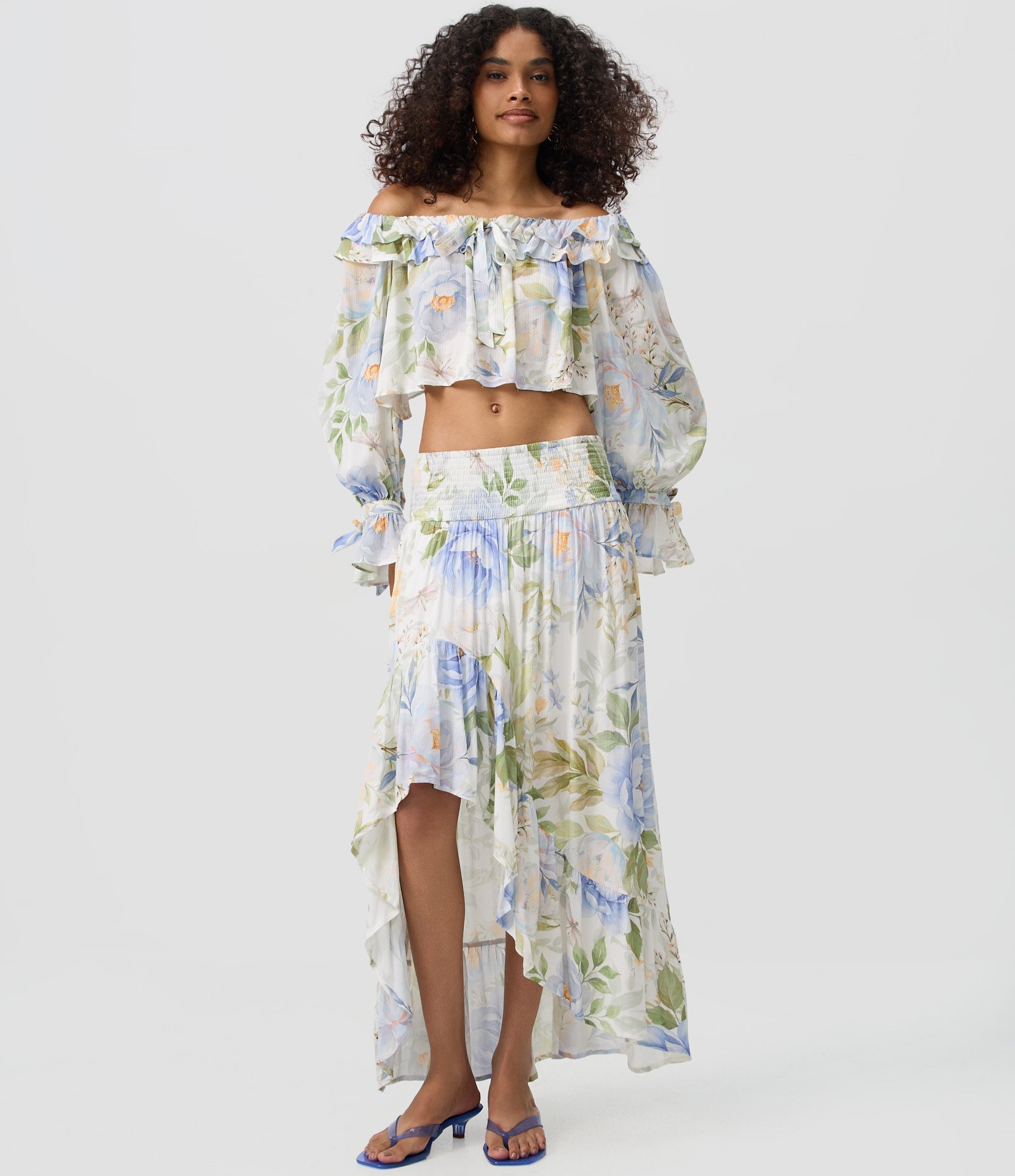 Blusa Bata Ombro a Ombro em Chiffon Floral com Babados e Amarração Branco 2