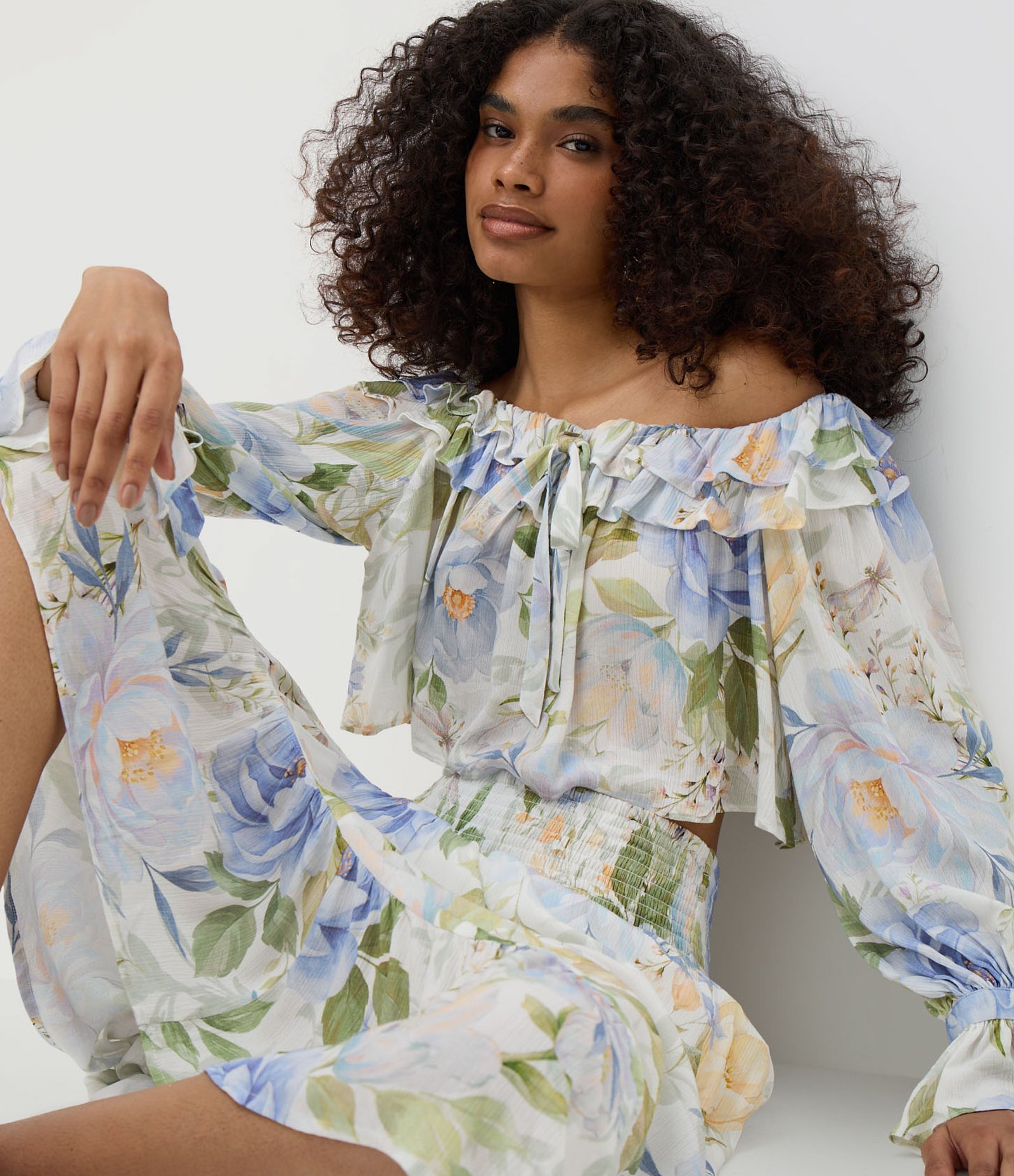 Blusa Bata Ombro a Ombro em Chiffon Floral com Babados e Amarração Branco 3