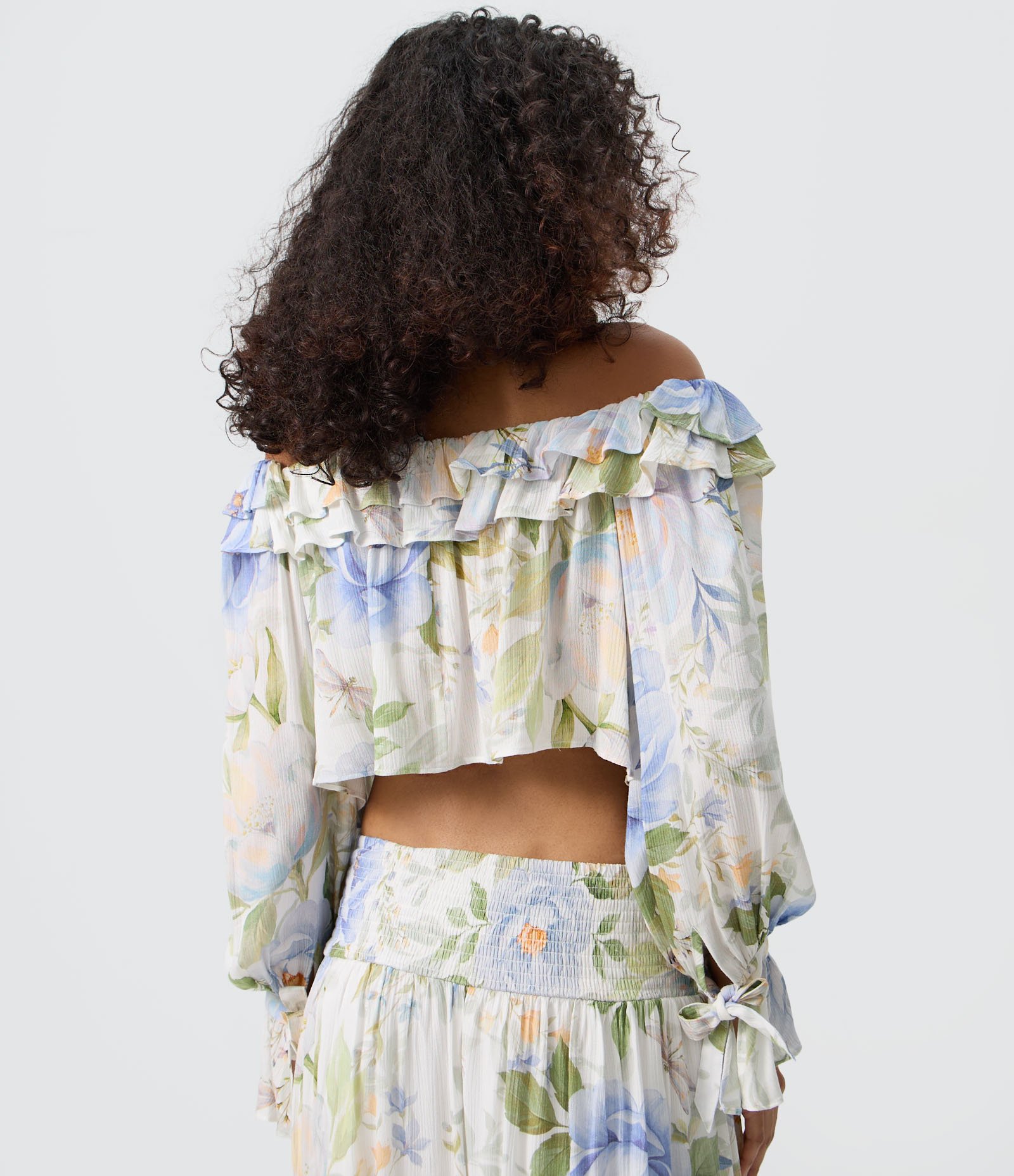 Blusa Bata Ombro a Ombro em Chiffon Floral com Babados e Amarração Branco 4