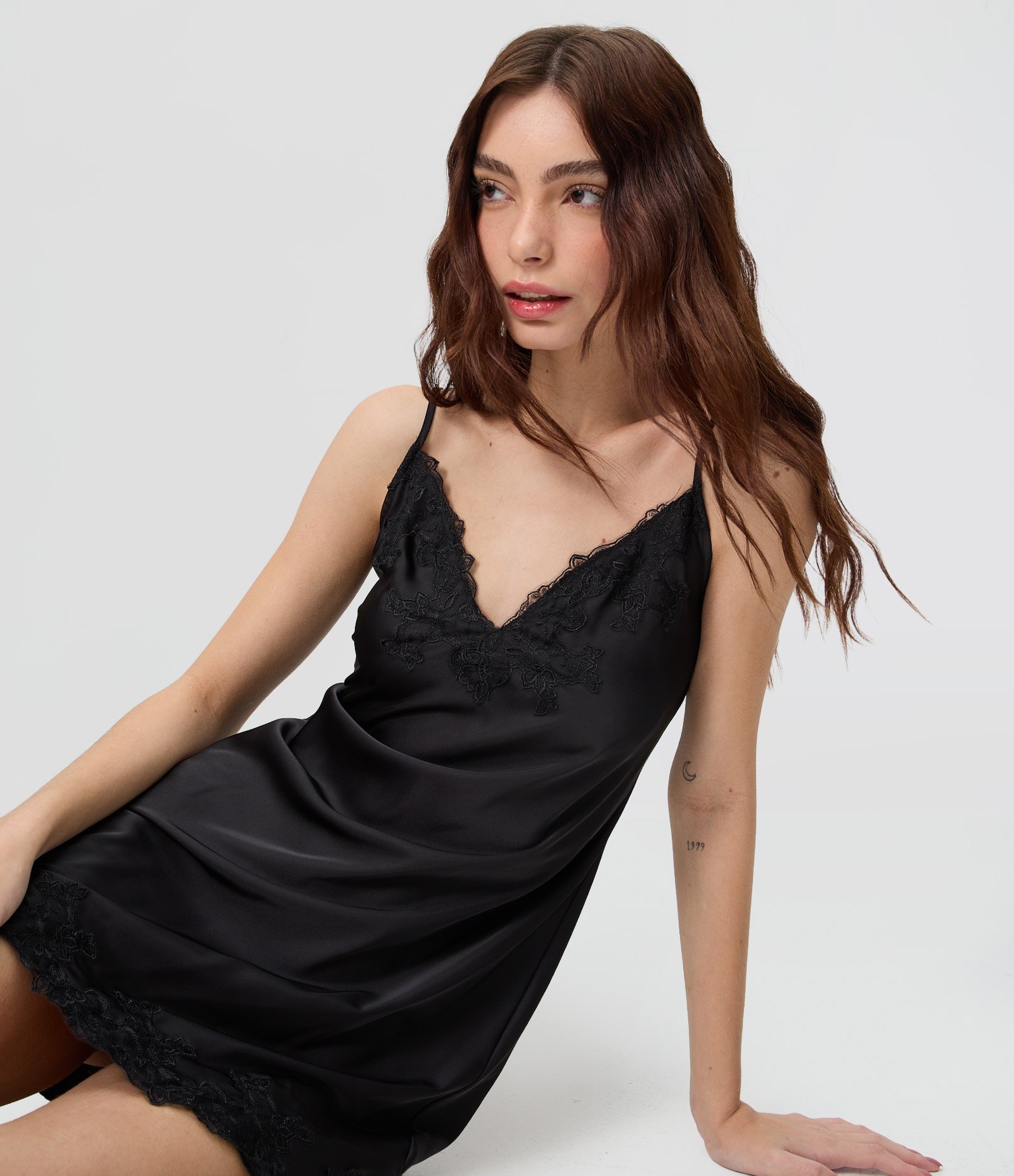 Vestido Curto em Cetim com Renda Contrastante no Decote e Barra Preto 1