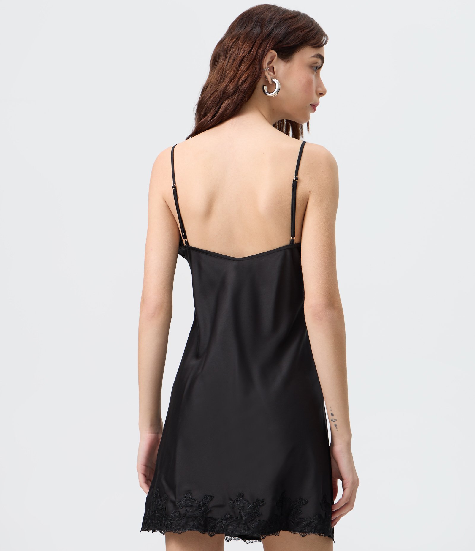 Vestido Curto em Cetim com Renda Contrastante no Decote e Barra Preto 4