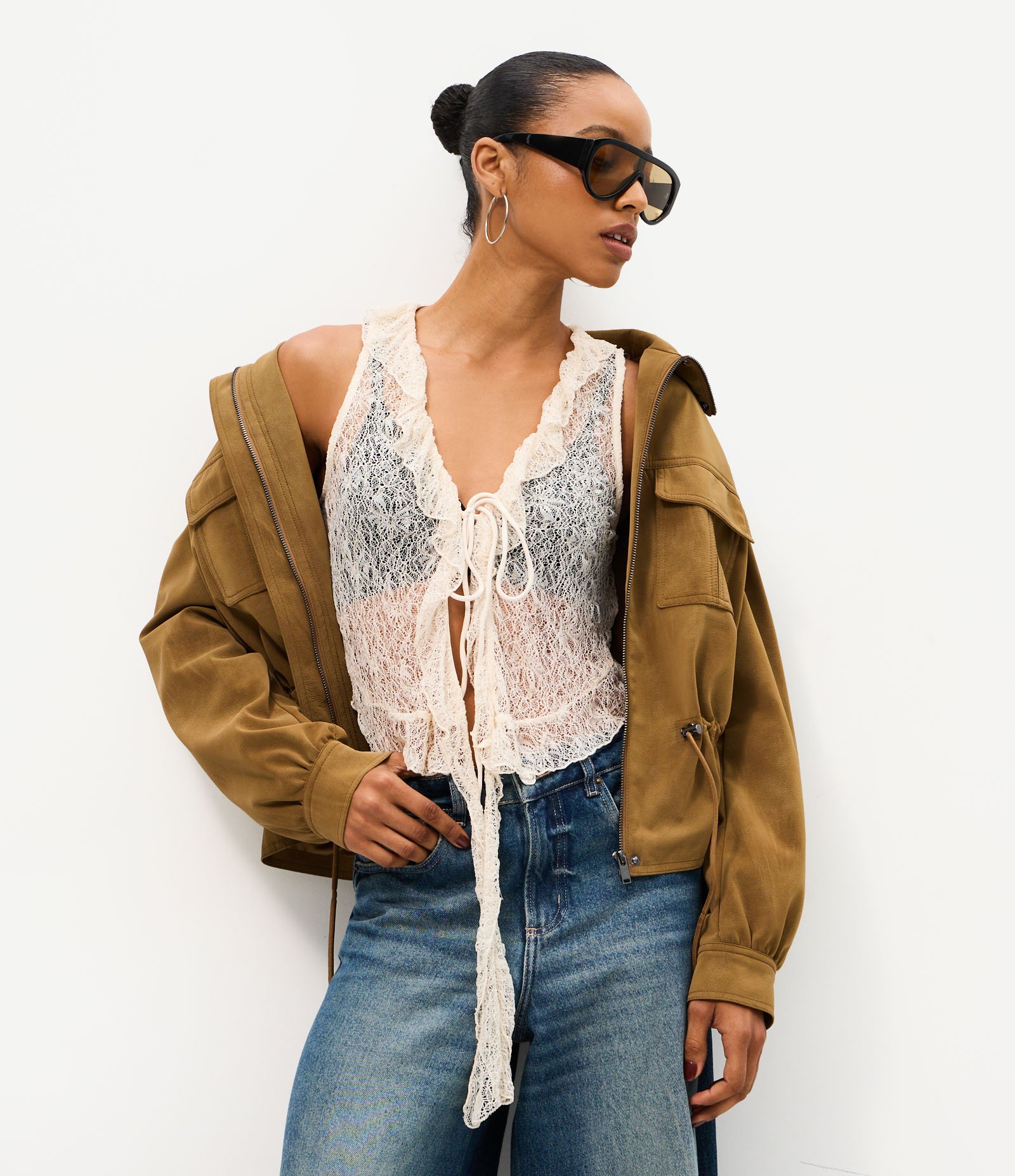 Blusa em Poliamida com Renda e Babados no Decote Bege 1