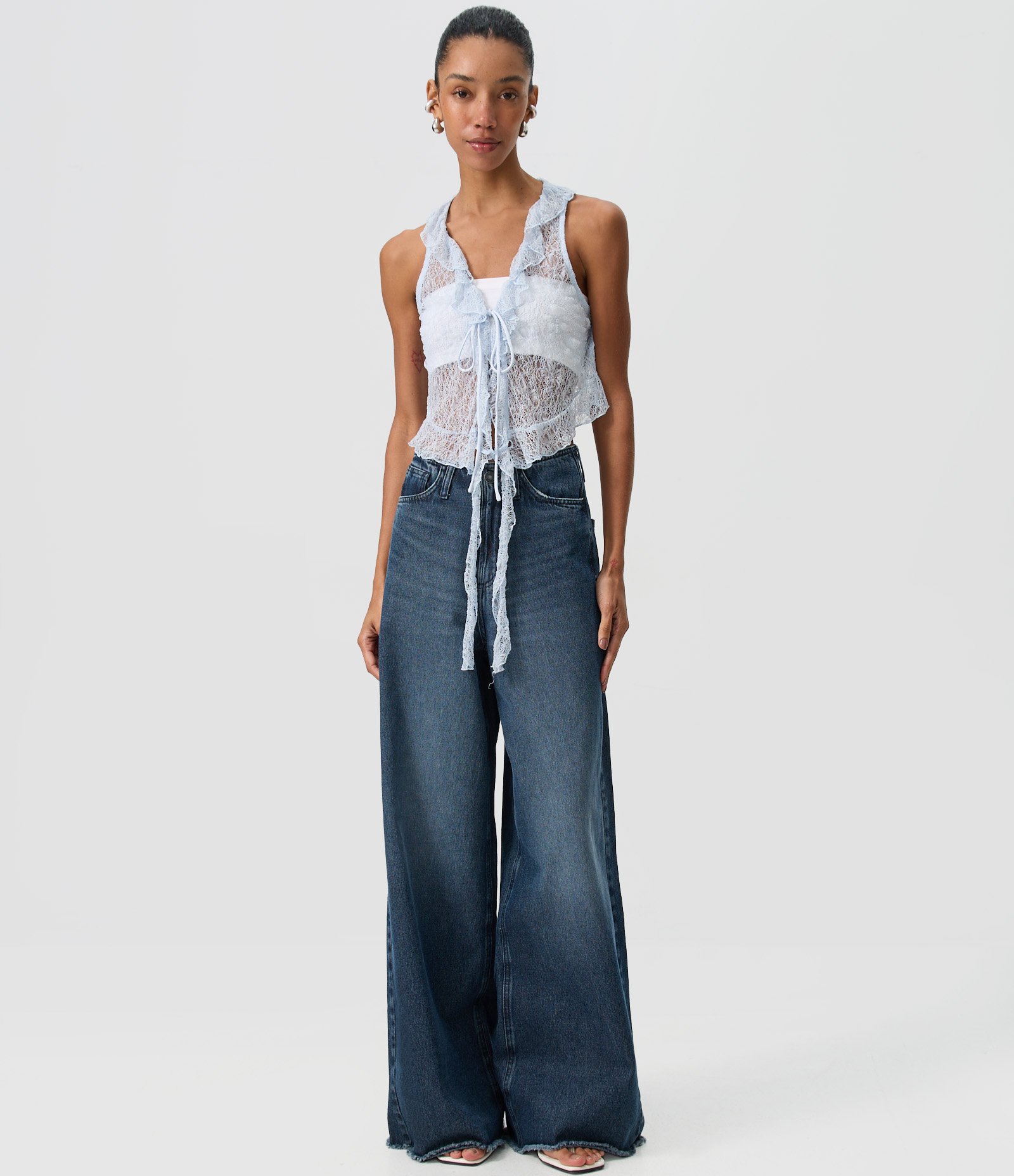 Blusa em Poliamida com Renda e Babados no Decote Azul 2