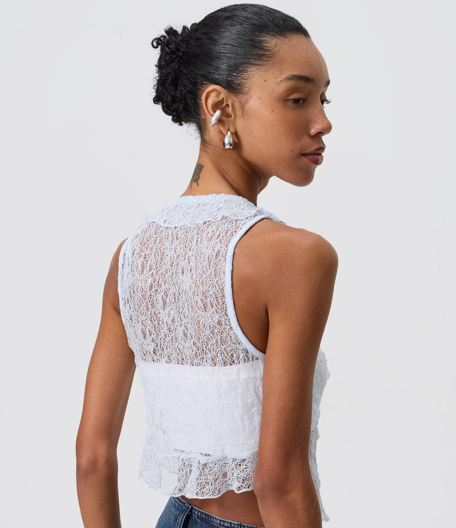 Blusa em Poliamida com Renda e Babados no Decote Azul 4