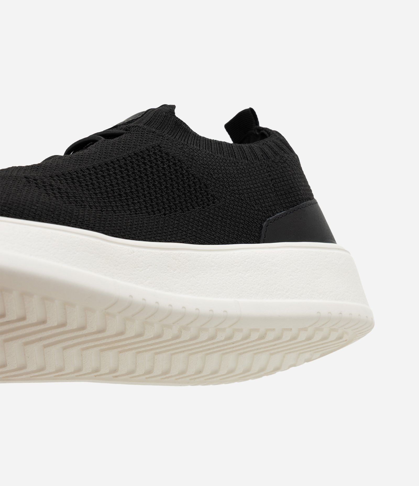 Tênis Casual de Knit com Detalhe em Couro Preto 4