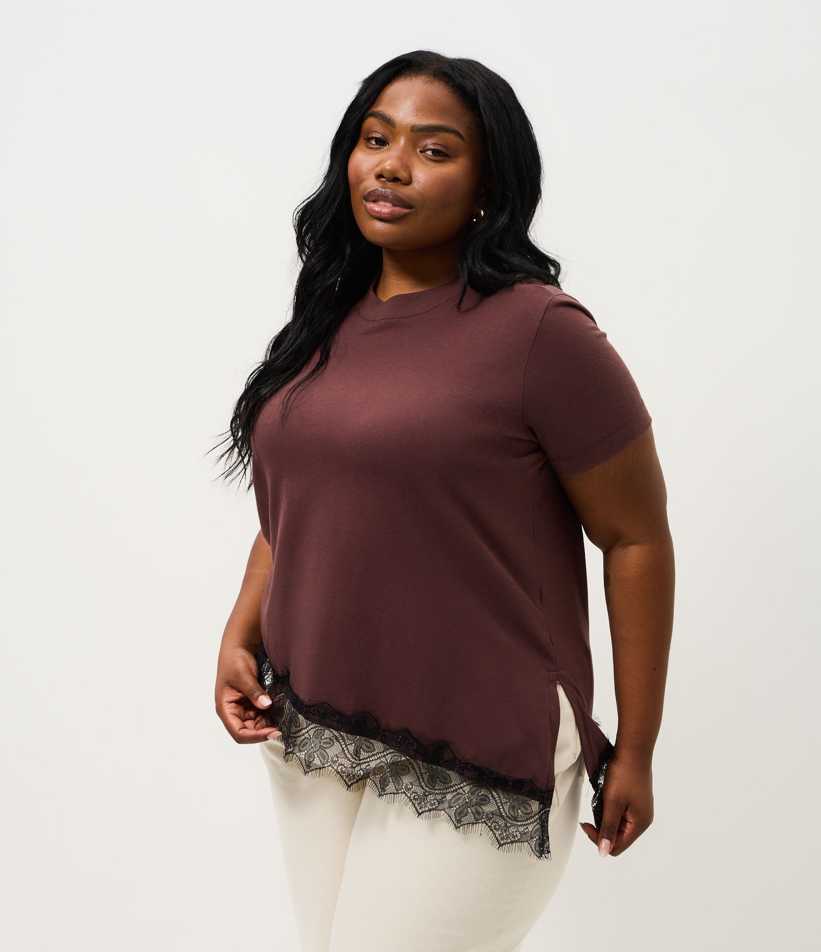 Blusa Manga Curta com Renda Irregular na Barra Curve & Plus Size Marrom 1