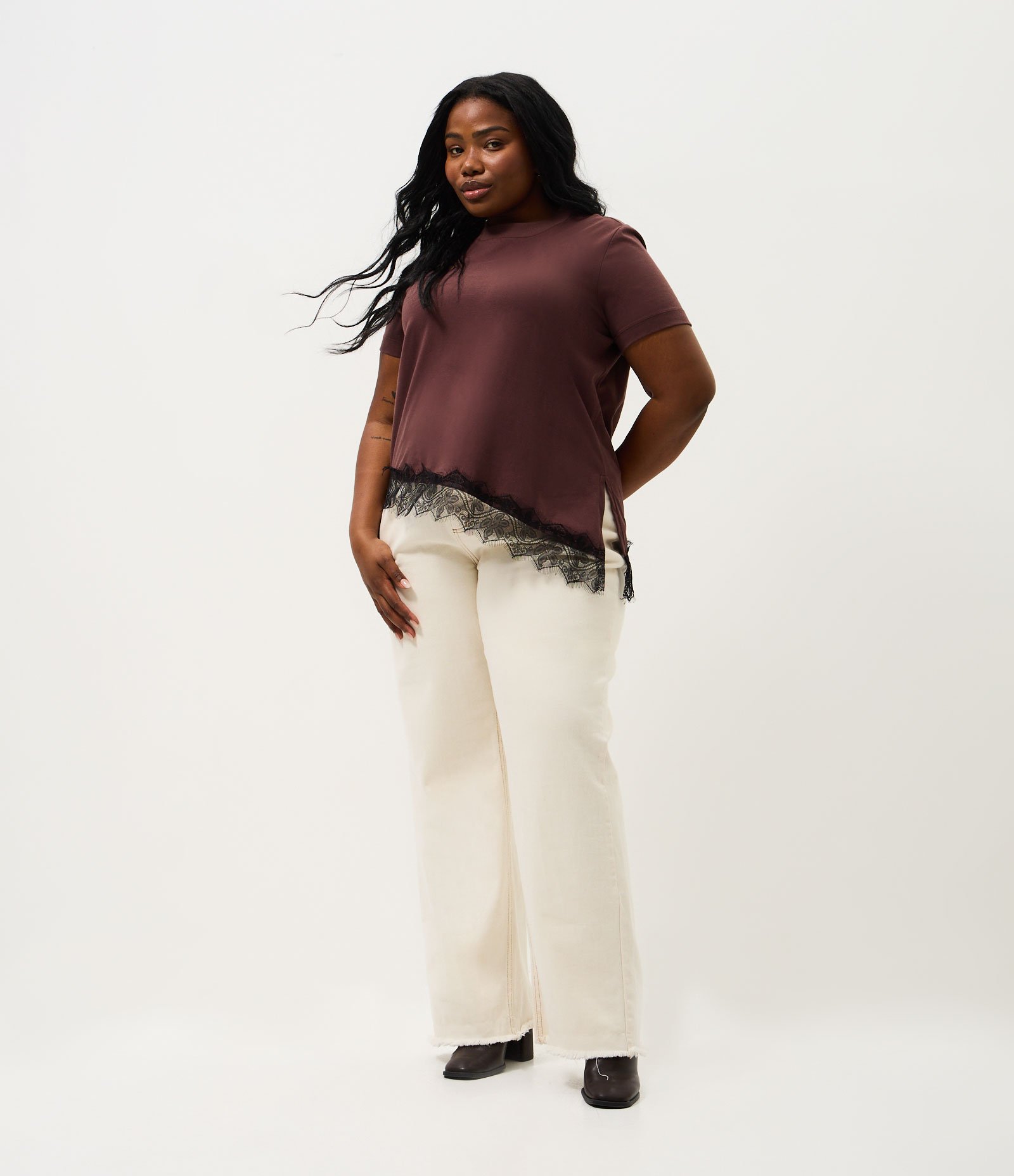 Blusa Manga Curta com Renda Irregular na Barra Curve & Plus Size Marrom 2