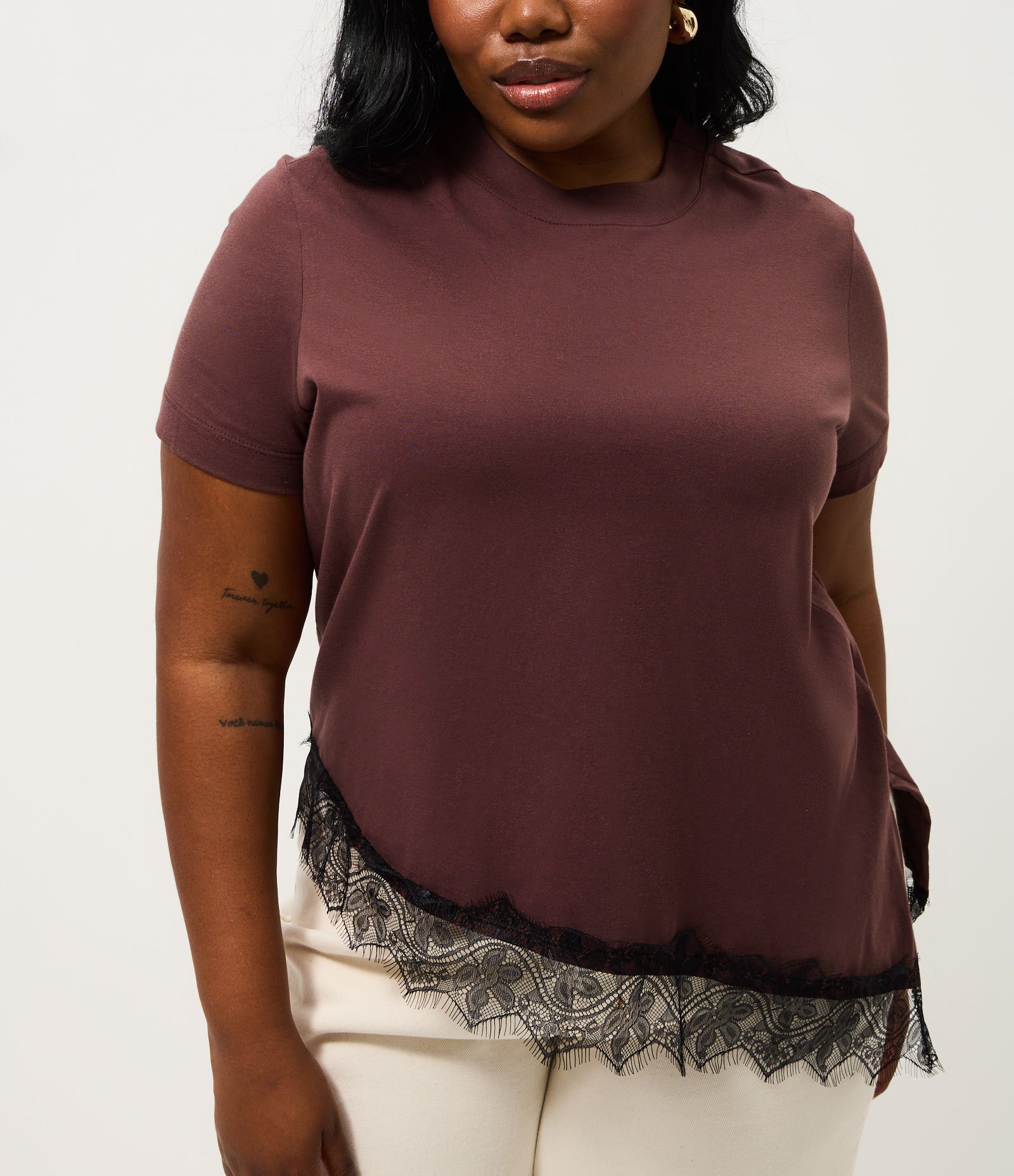 Blusa Manga Curta com Renda Irregular na Barra Curve & Plus Size Marrom 3