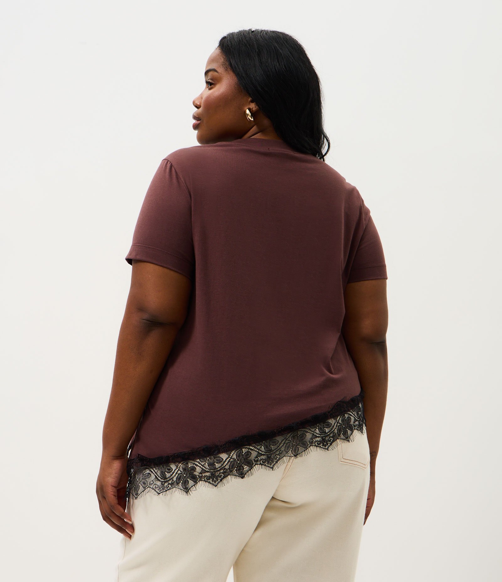 Blusa Manga Curta com Renda Irregular na Barra Curve & Plus Size Marrom 4