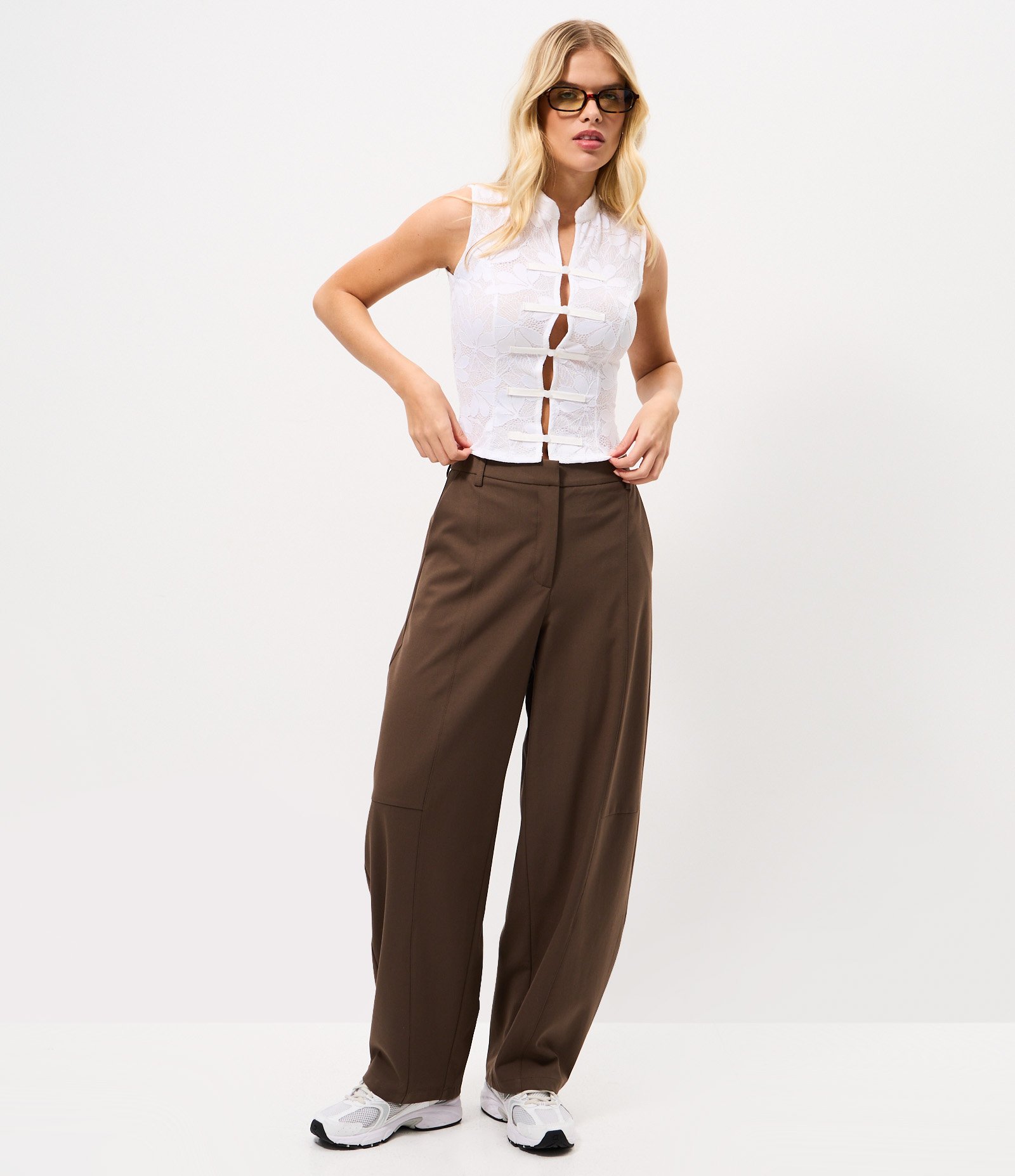Blusa em Renda Texturizada com Fechamento em Nó Chines Branco 2