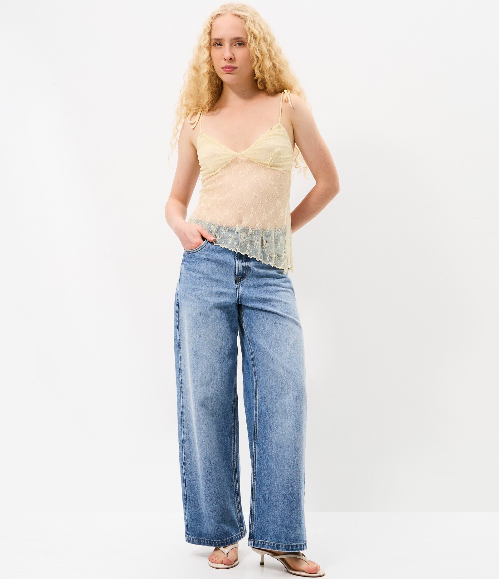 Blusa em Renda com Alças de Amarração e Barra Assimétrica Amarelo Claro 2