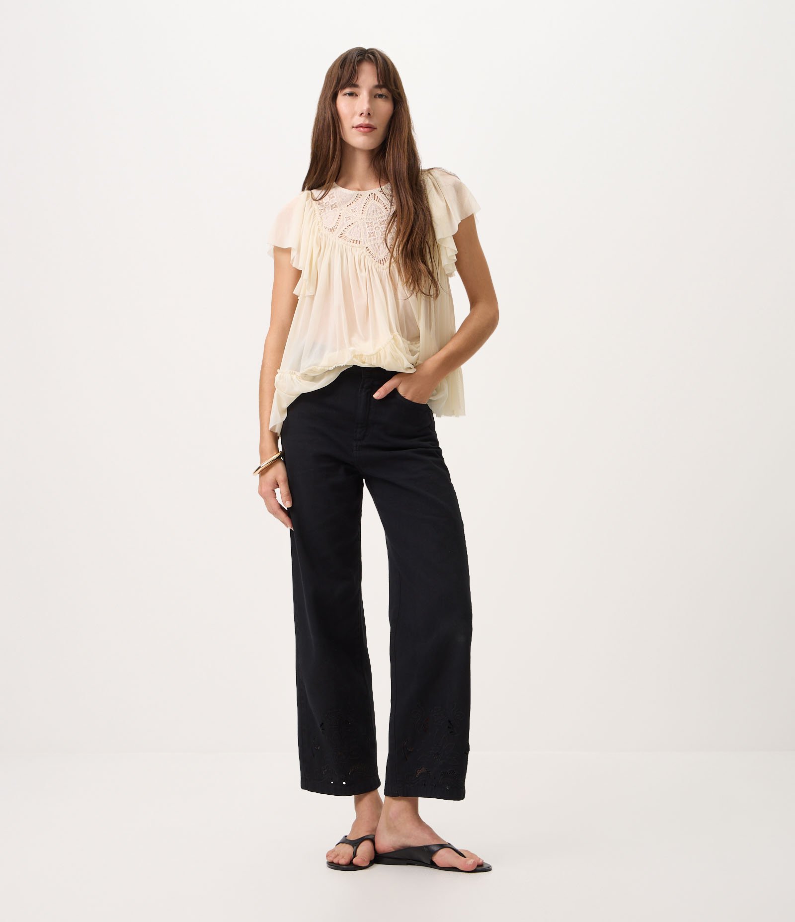 Calça Cropped em Sarja com Bordado Richelieu Preto 1