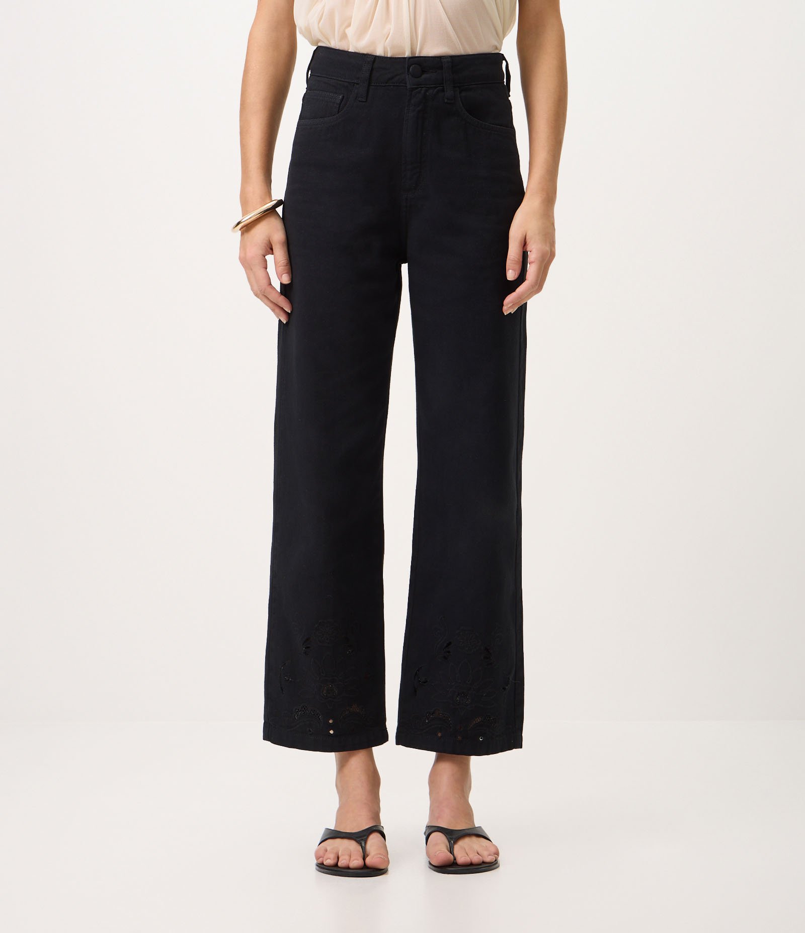 Calça Cropped em Sarja com Bordado Richelieu Preto 3