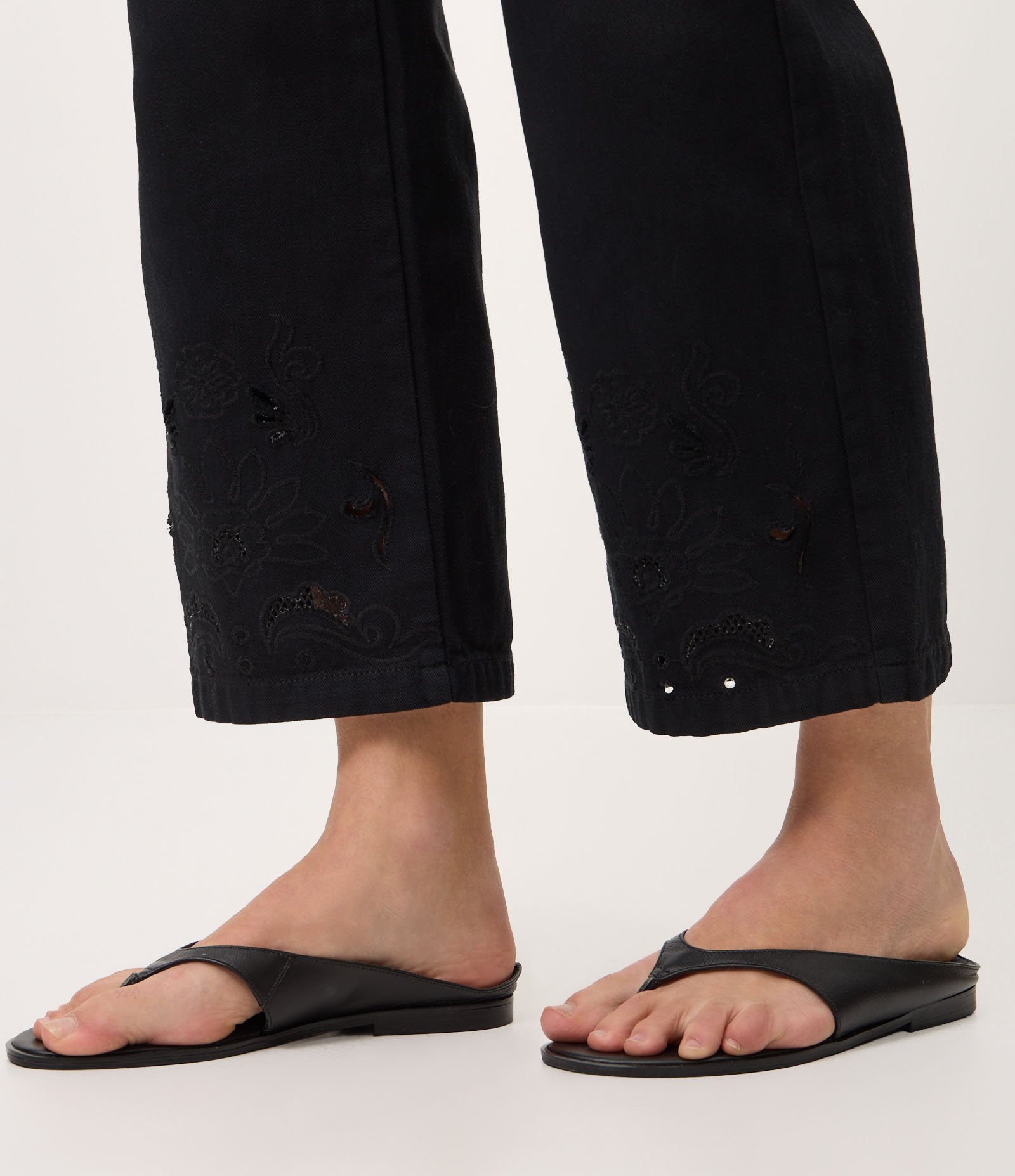 Calça Cropped em Sarja com Bordado Richelieu Preto 4