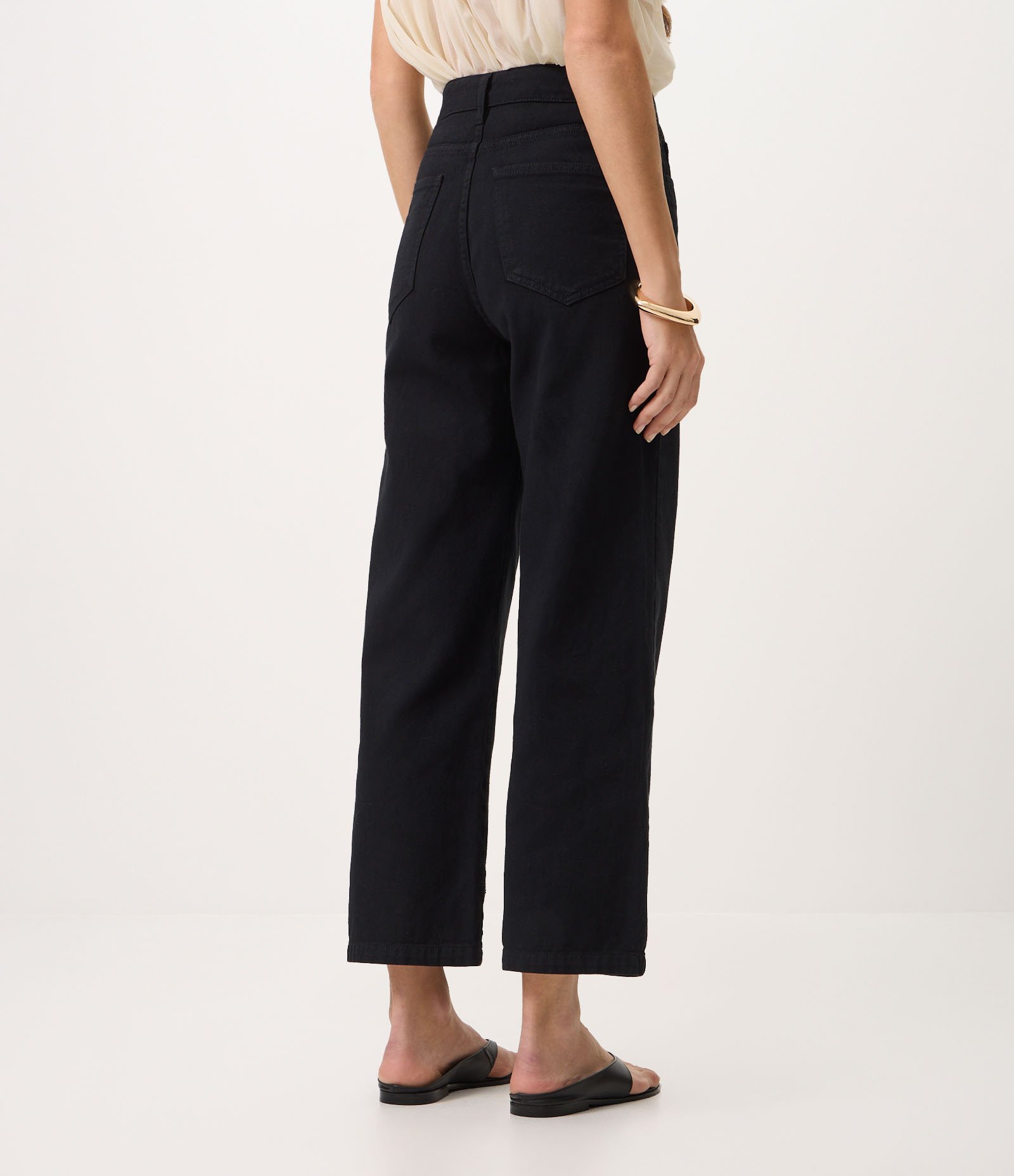 Calça Cropped em Sarja com Bordado Richelieu Preto 5
