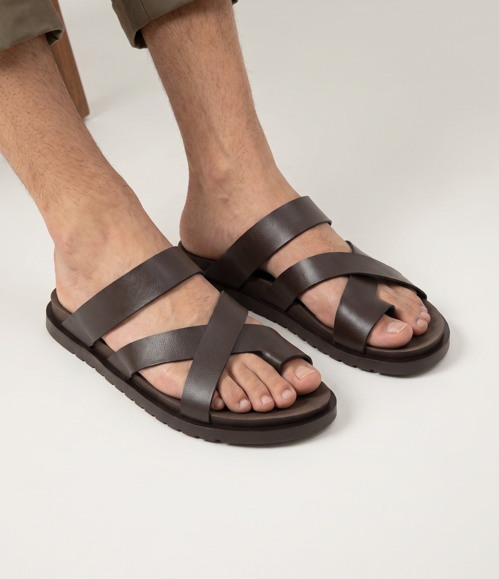 Chinelo de Tiras Cruzadas Marrom 2