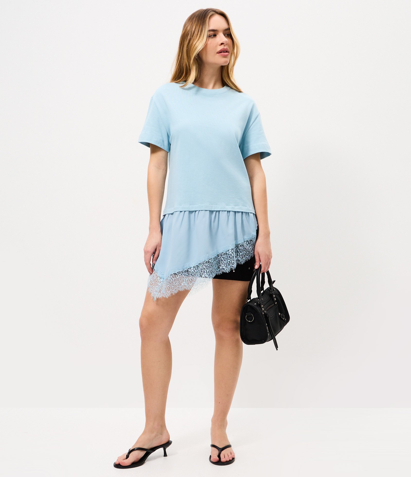 Camiseta em Algodão com Barra Assimétrica e Detalhe em Renda Azul 2