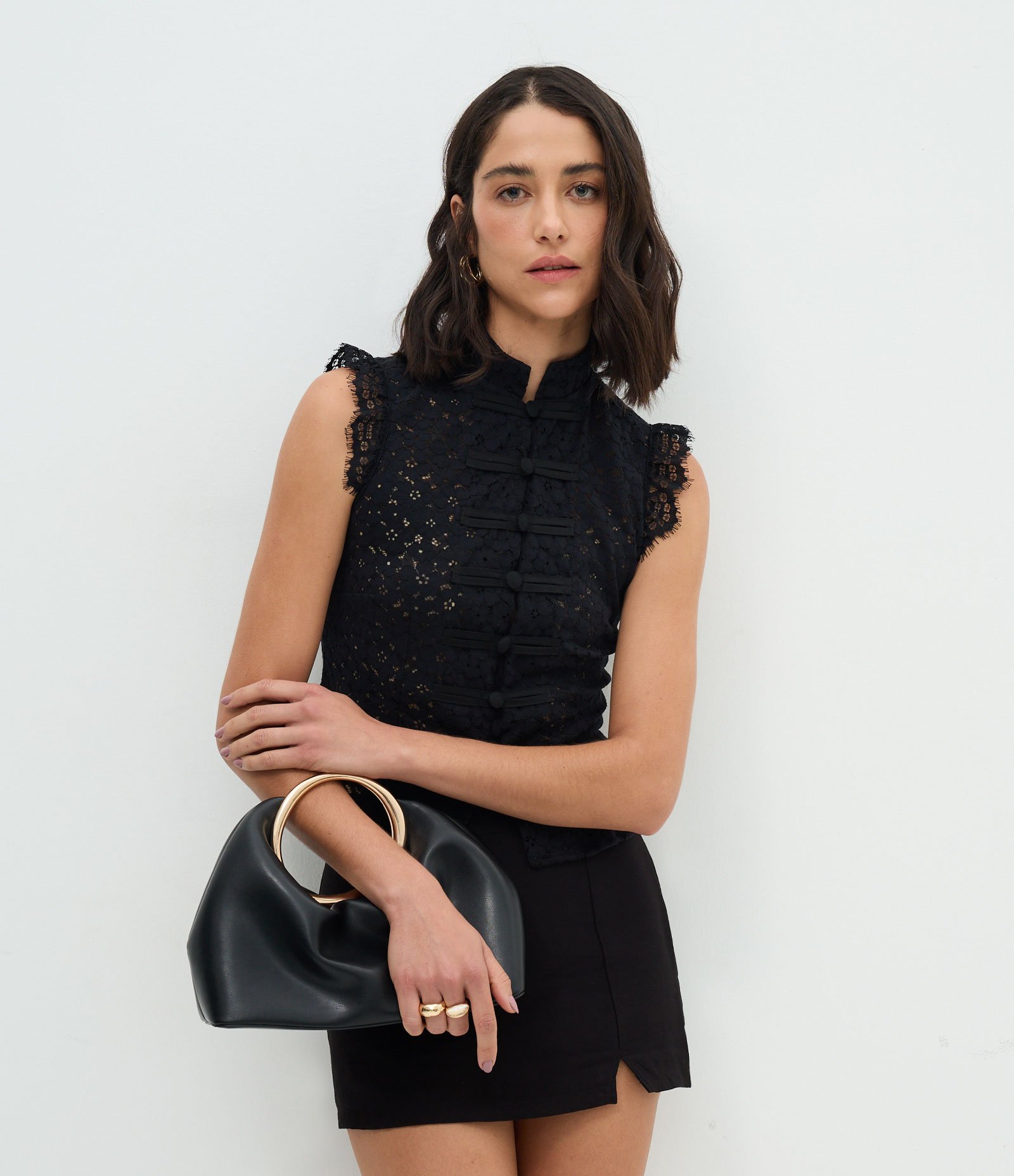 Blusa em Renda Floral com Gola Alta Preto 1