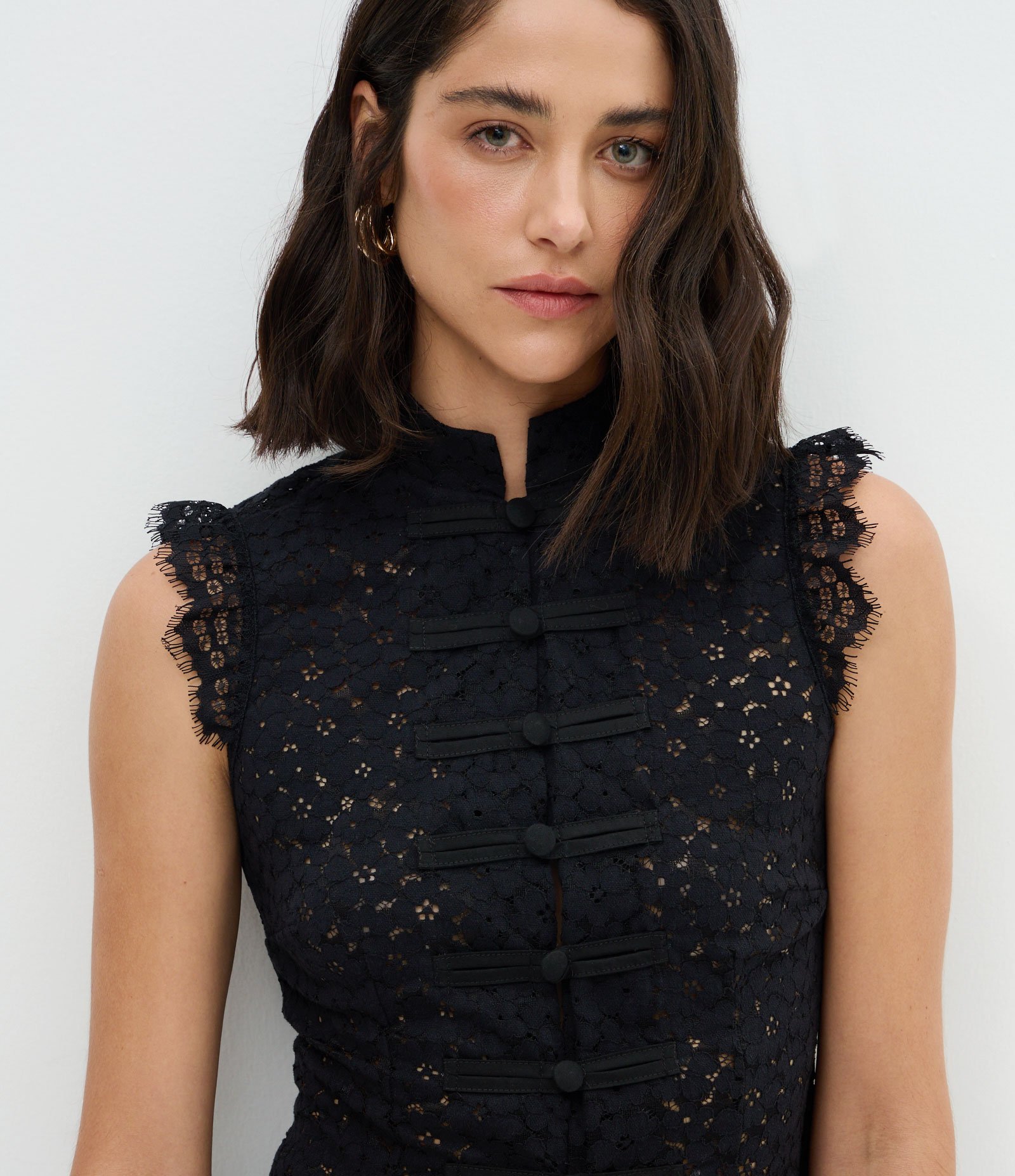Blusa em Renda Floral com Gola Alta Preto 3