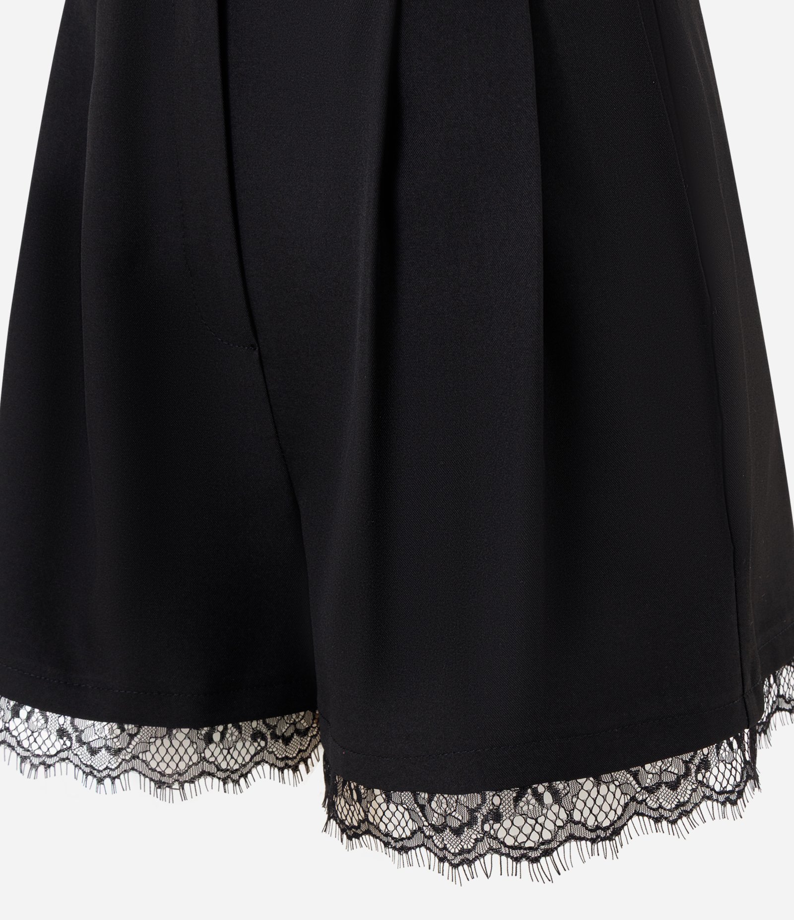 Short Alfaiatado com Detalhe em Renda na Barra Preto 2