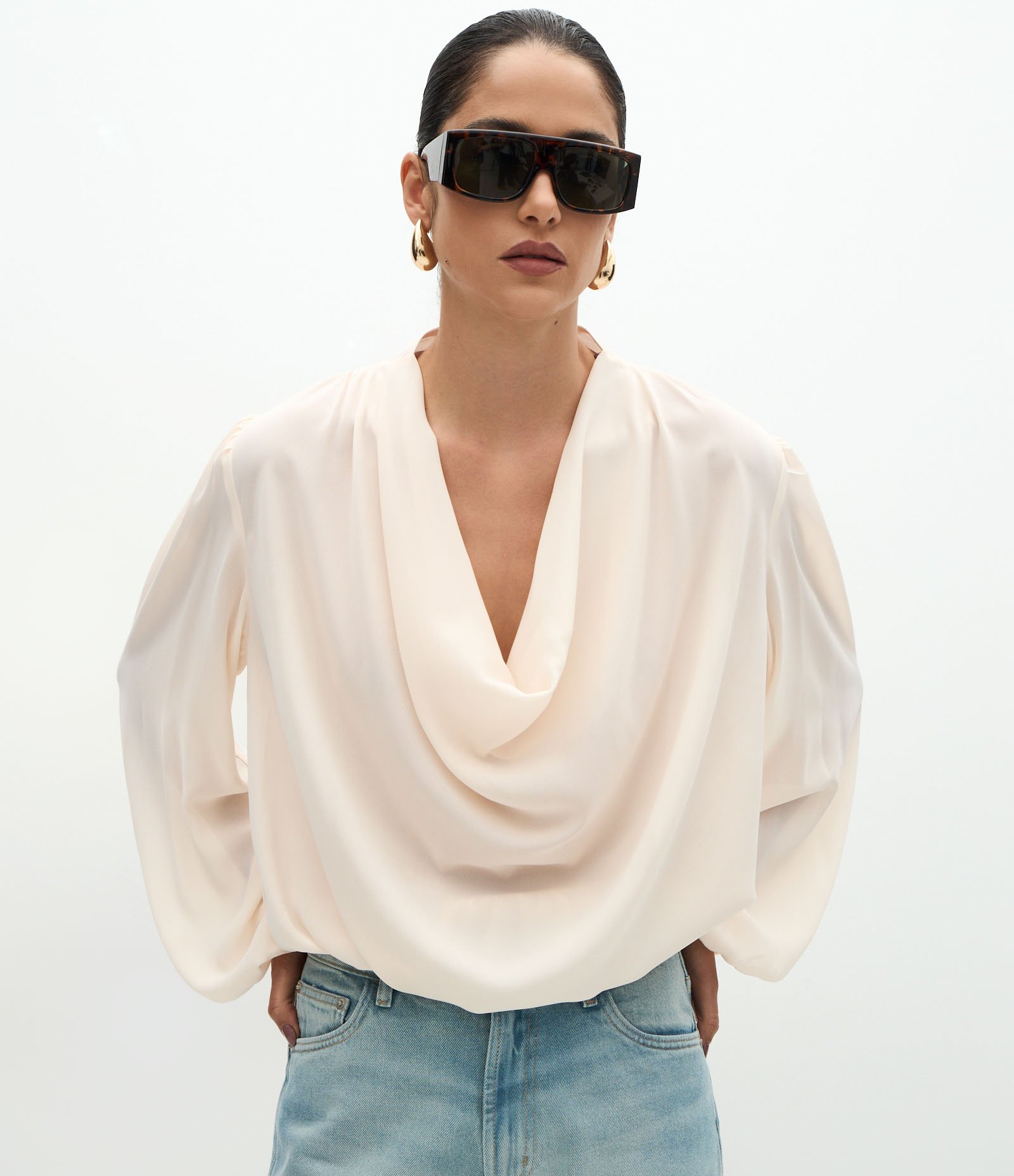 Blusa com Decote Degagê e Drapeado Elegante Double Cream 1