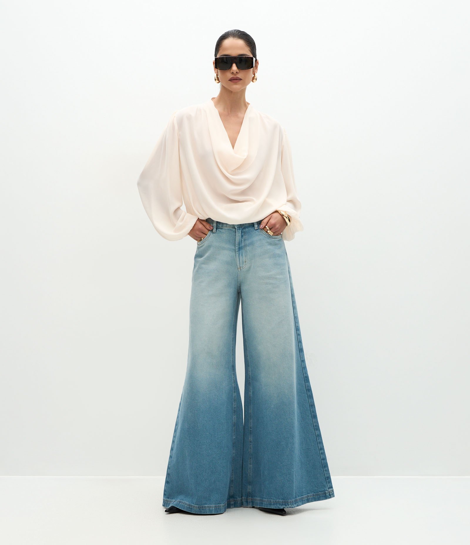 Blusa com Decote Degagê e Drapeado Elegante Double Cream 2