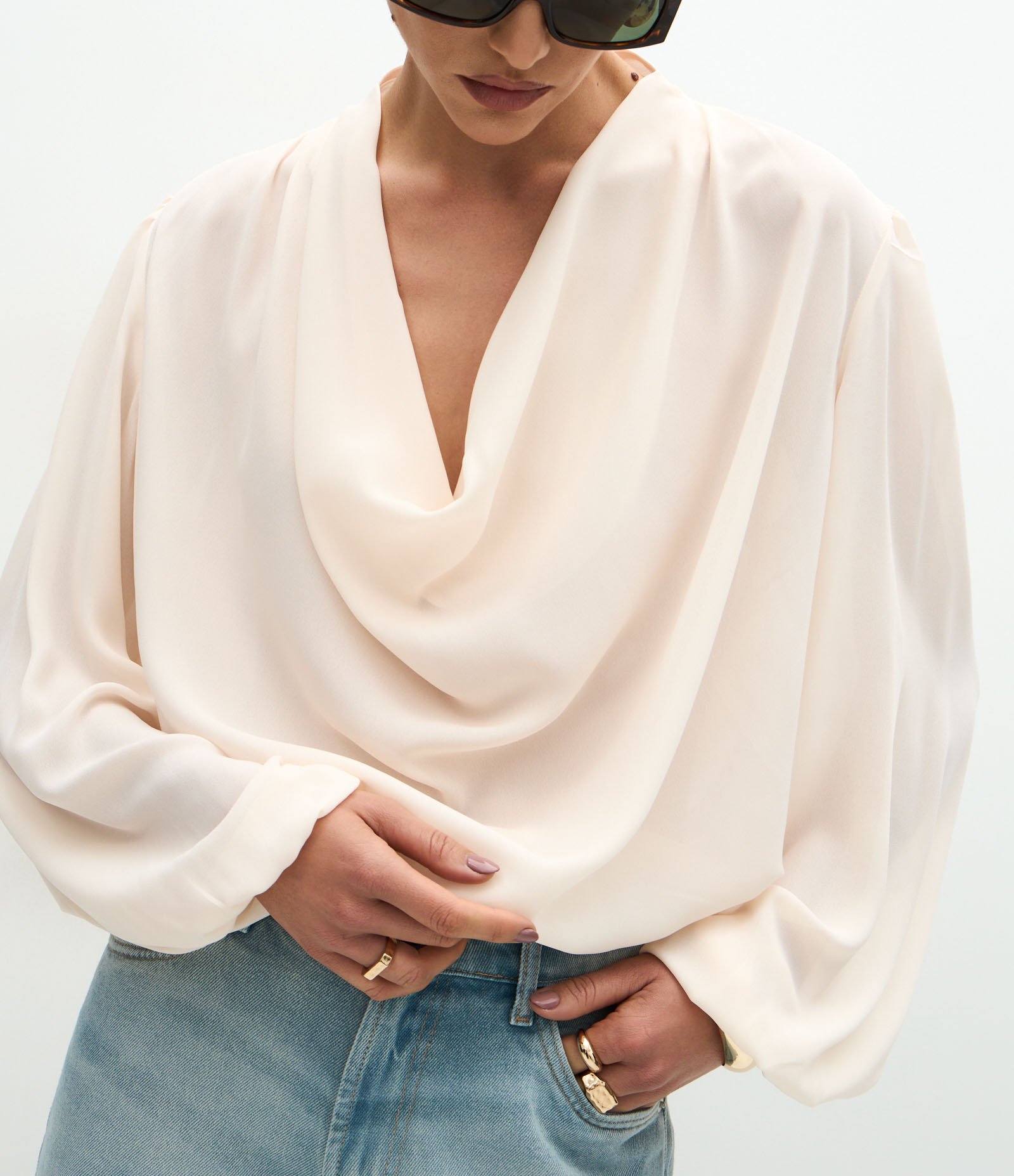 Blusa com Decote Degagê e Drapeado Elegante Double Cream 4