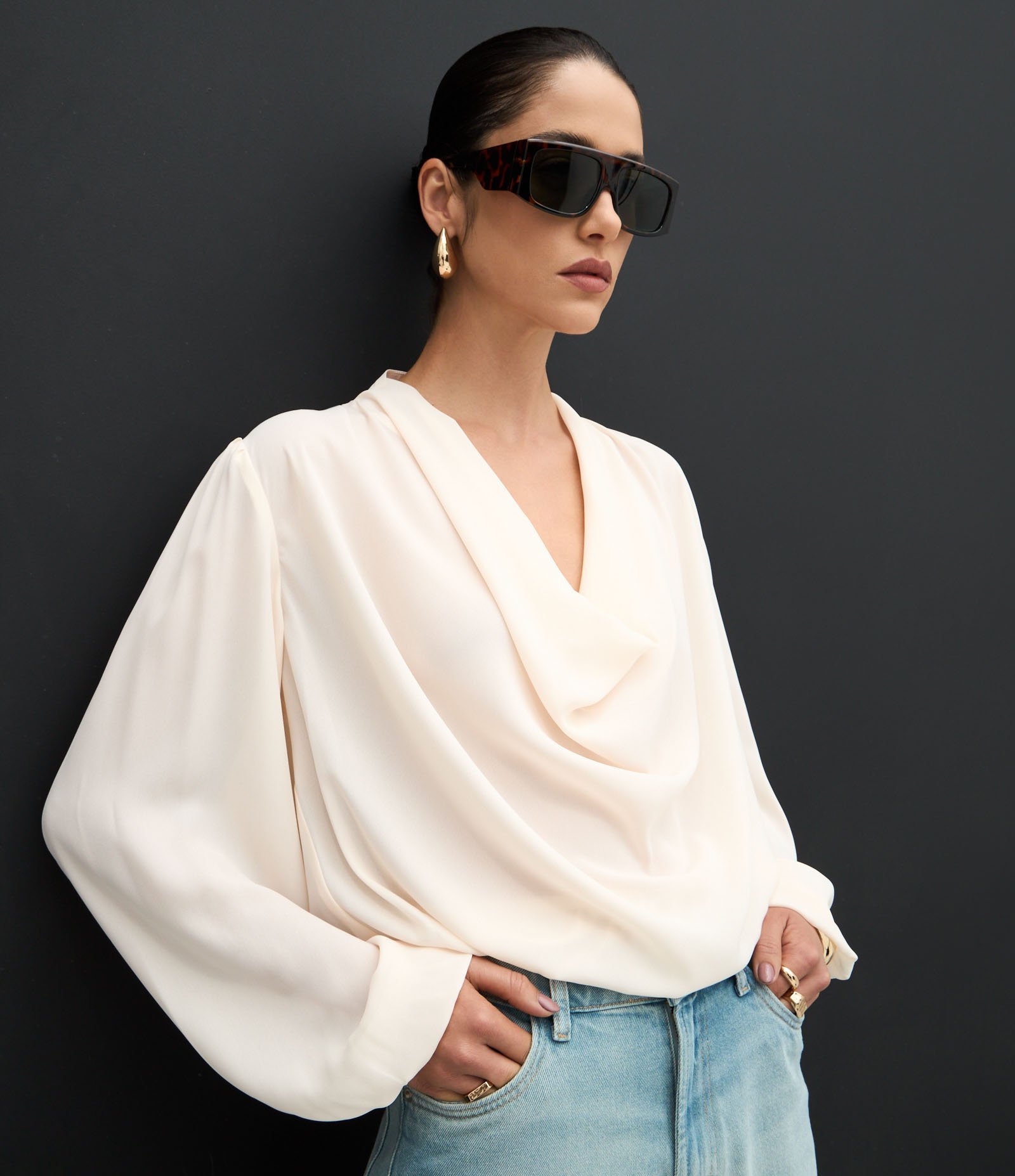 Blusa com Decote Degagê e Drapeado Elegante Double Cream 5