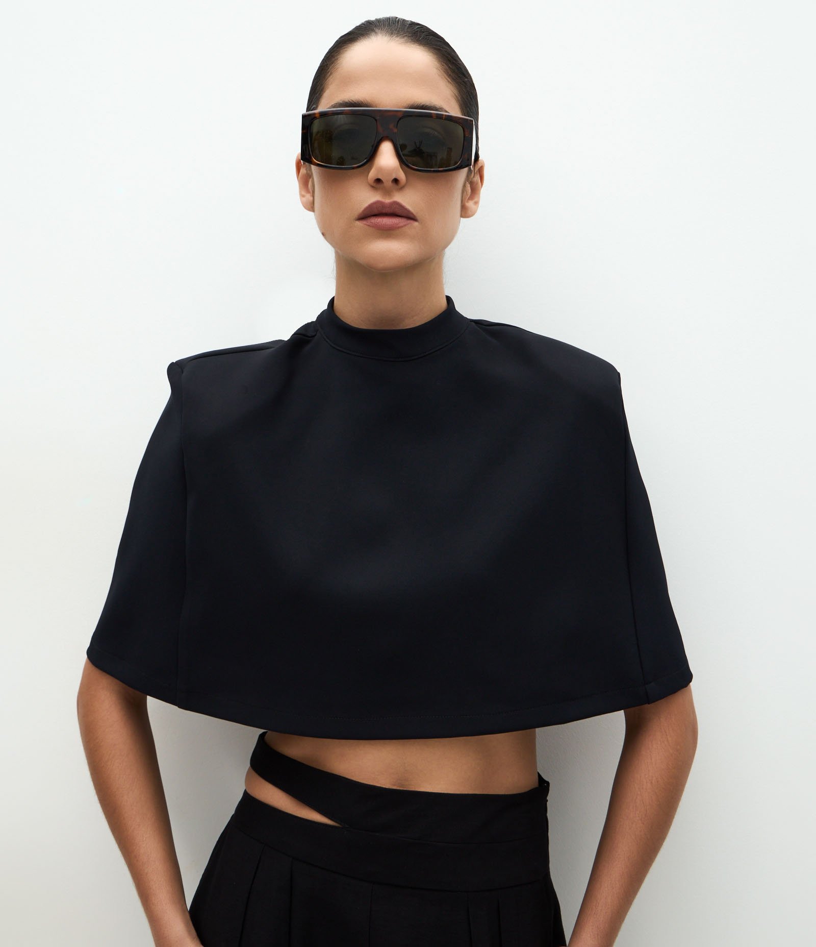 Blusa Capa Sem Mangas com Estrutura Curta Alfaiatada e Golinha Alta Preto 1
