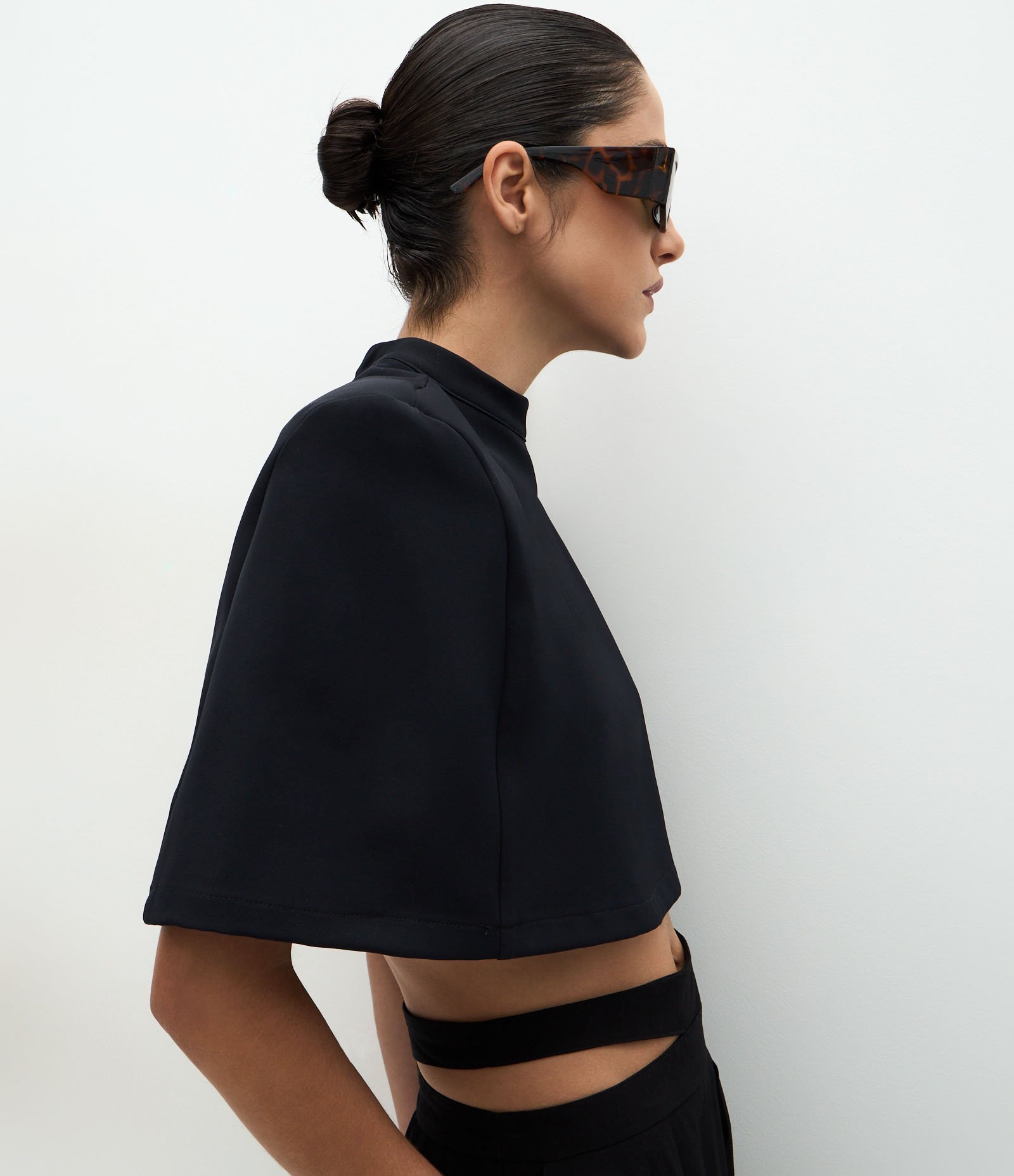 Blusa Capa Sem Mangas com Estrutura Curta Alfaiatada e Golinha Alta Preto 3
